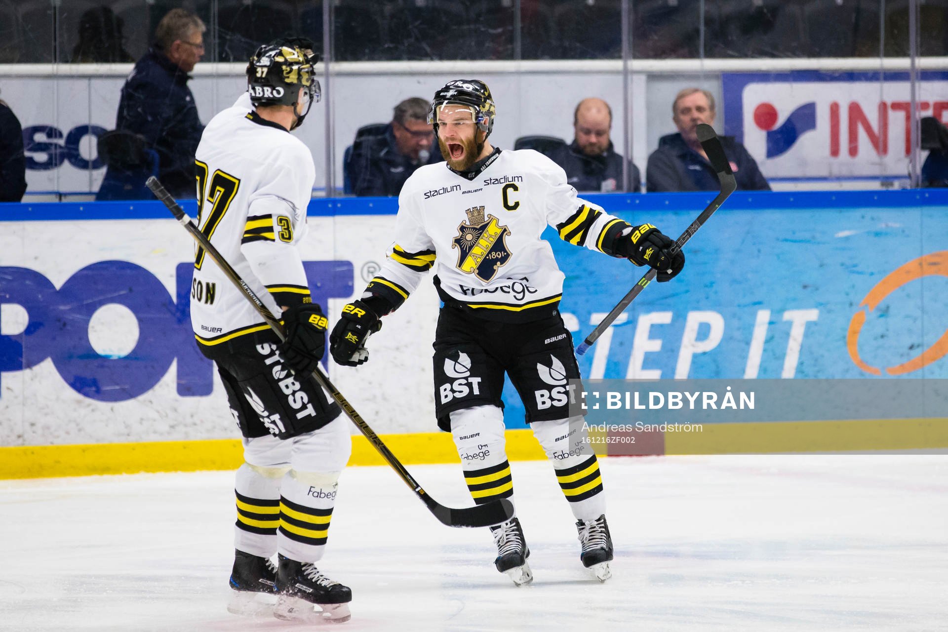 s Christian Sandberg (h) jublar med Stefan Johansson (v)