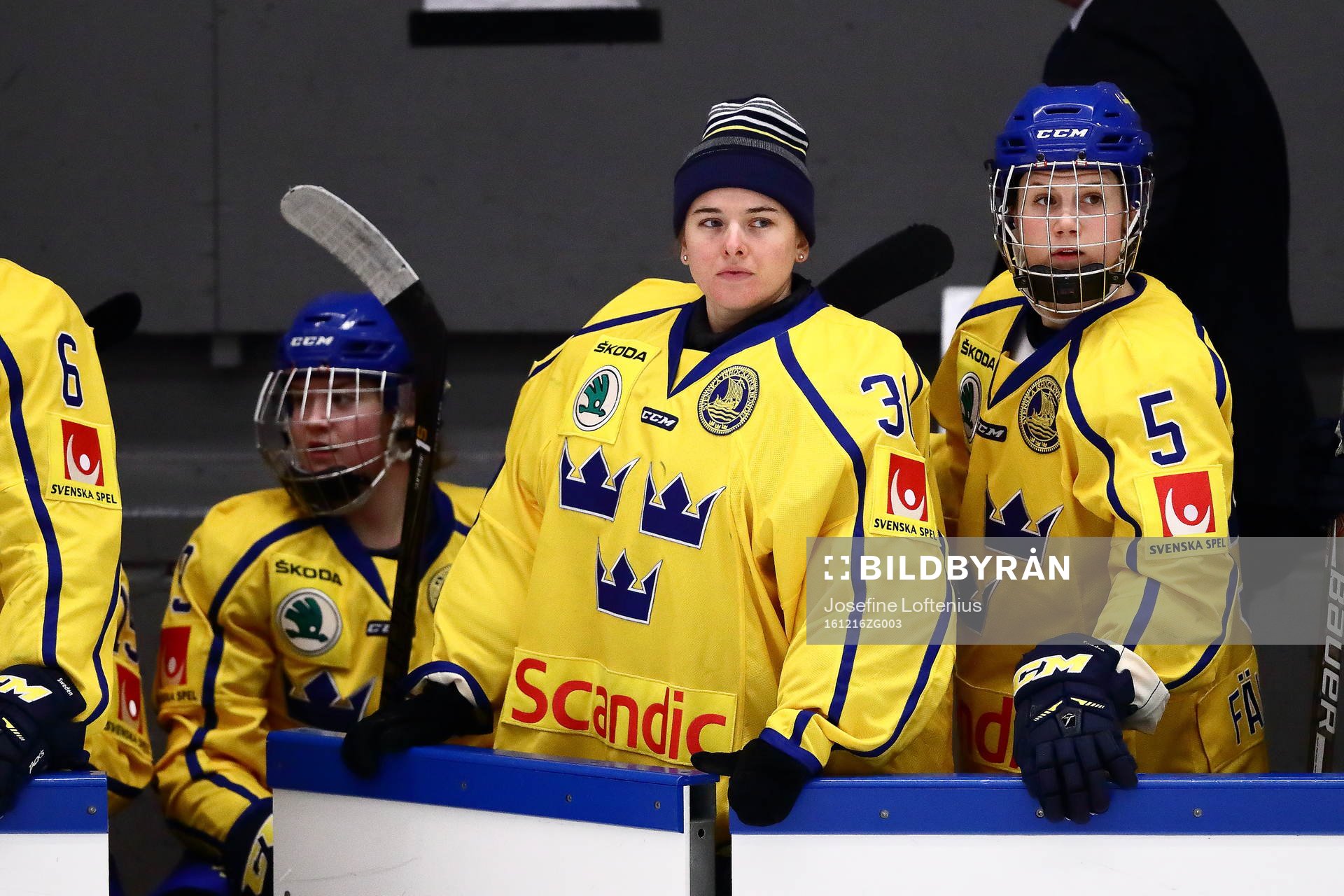Sveriges målvakt Lovisa Berndtsson och Johanna Fällman i