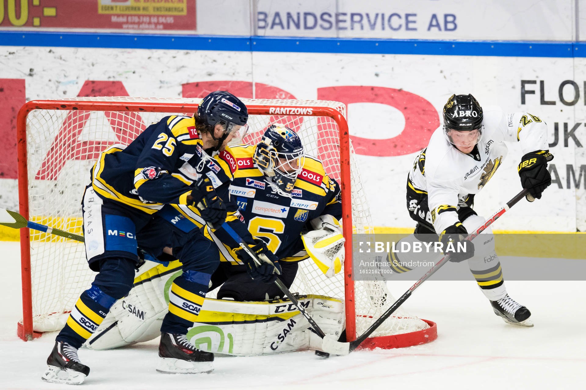 s Jesper Frödén försöker få in pucken bakom