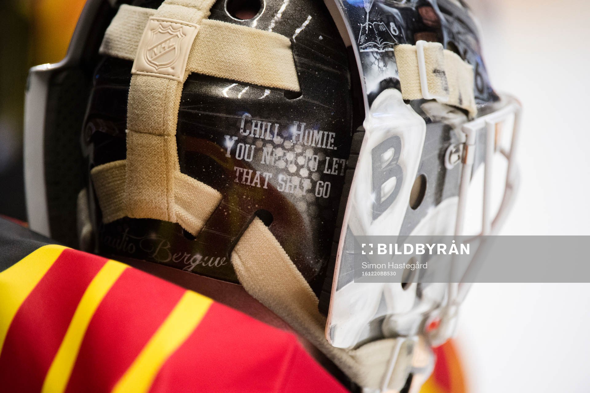 Text på hjälm tillhörande Brynäs målvakt David Rautio