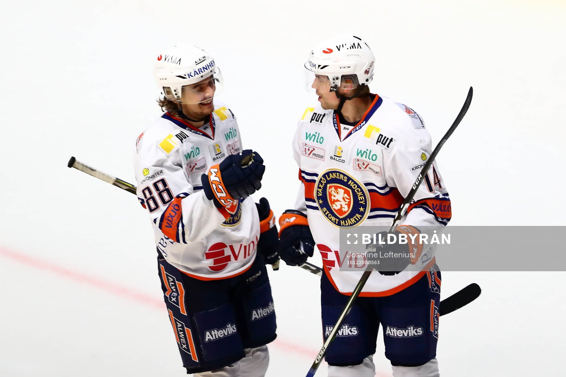 Växjös Adam Brodecki och Emil Pettersson jublar