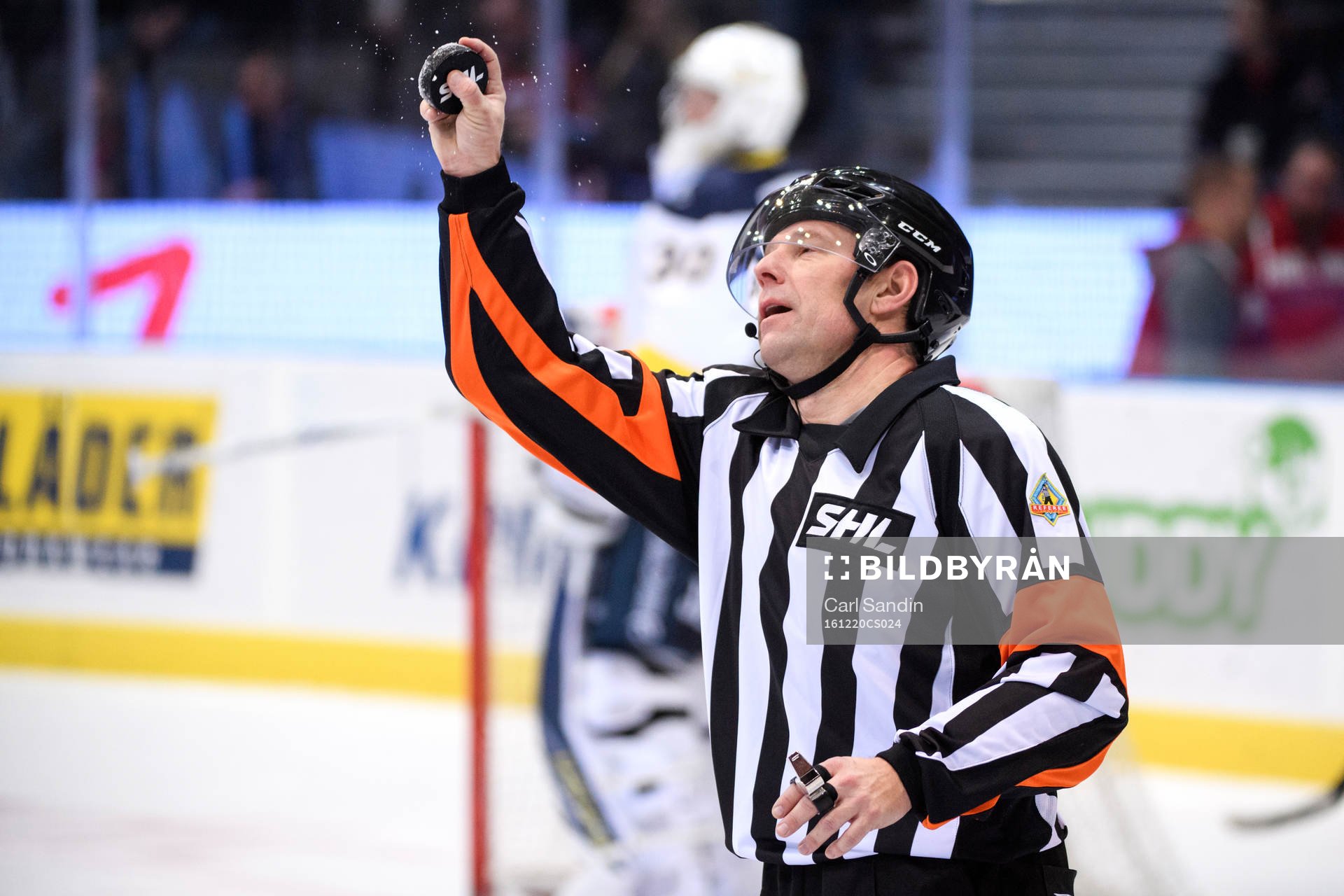 Domare Wolmer Edqvist fångar pucken