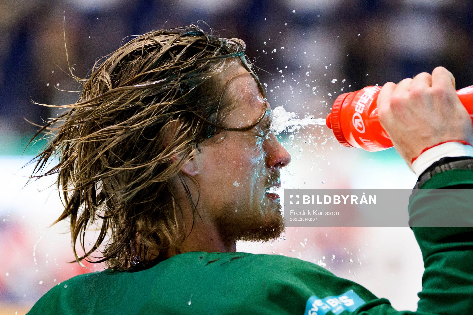 Färjestads Magnus Nygren svalkar sig