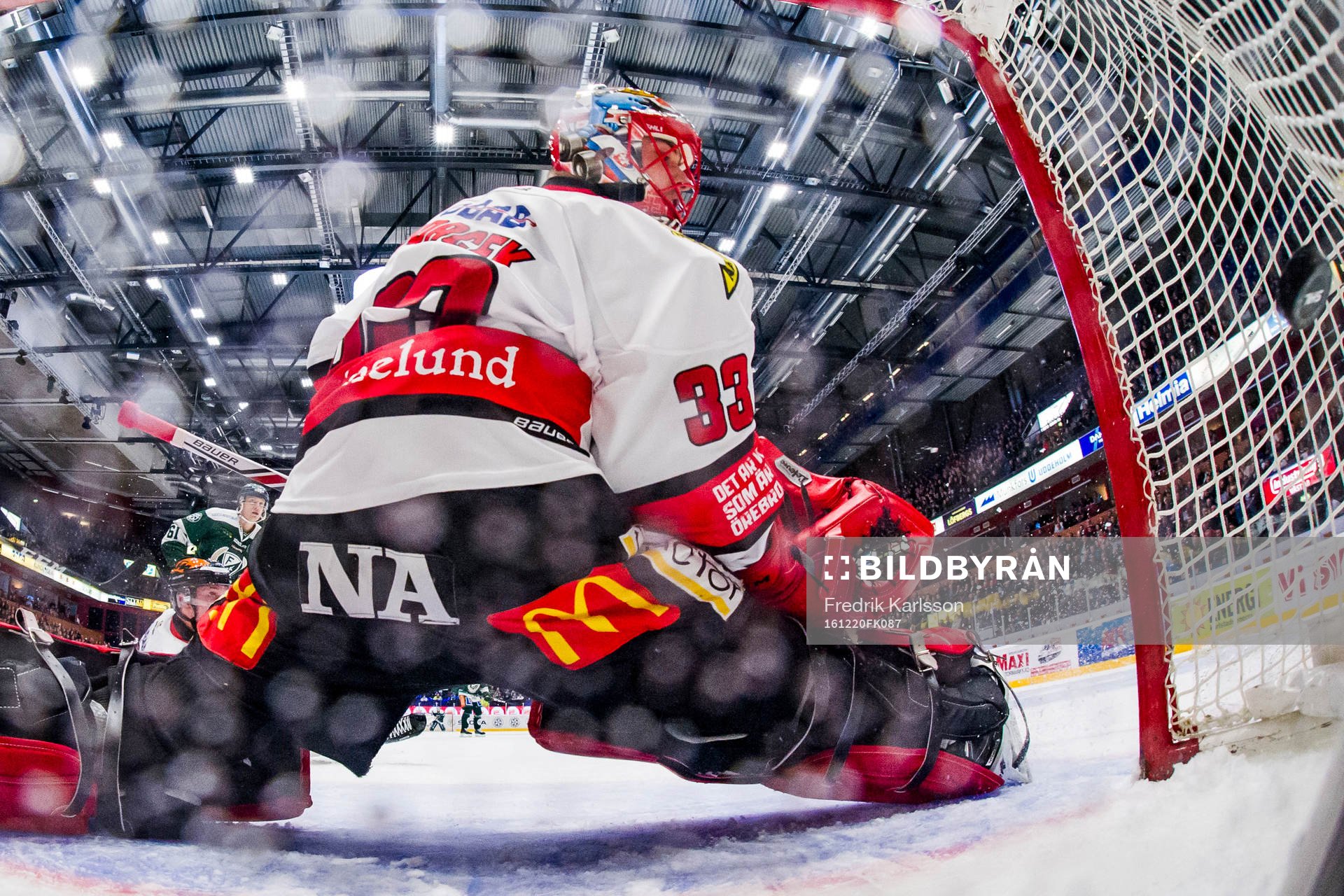 Örebros målvakt Julius Hudacek ser på när en puck går
