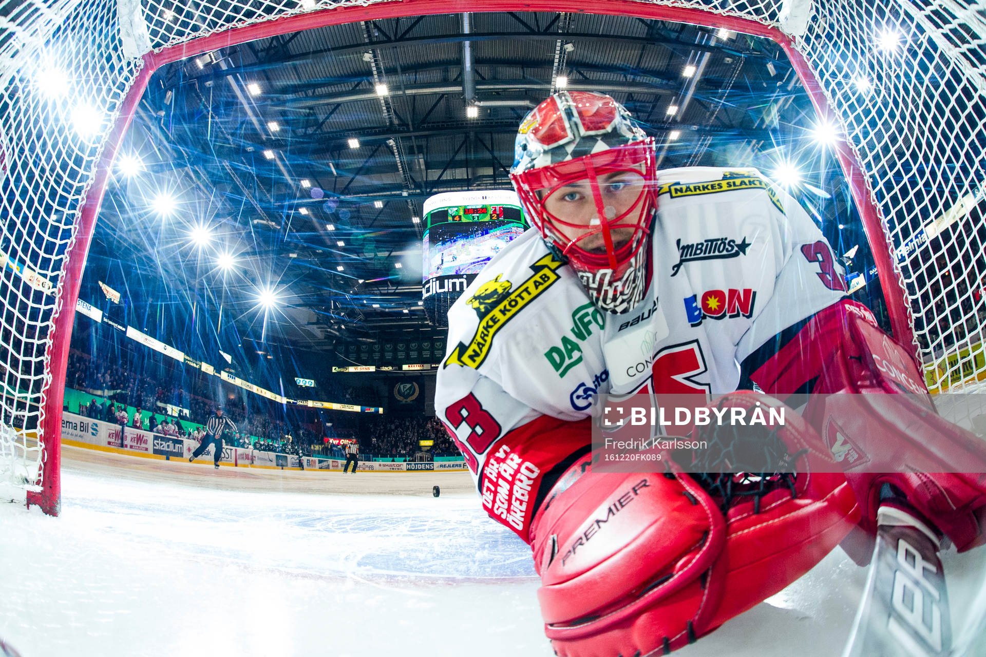 Örebros målvakt Julius Hudacek deppar