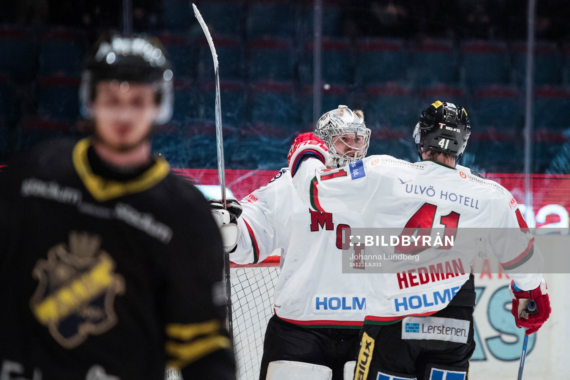 Modos målvakt Erik Hanses och Oscar Hedman jublar