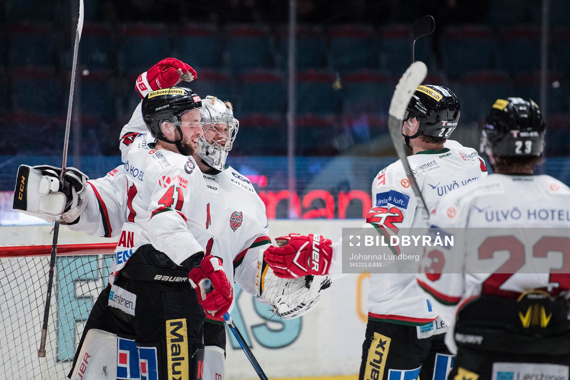 Modos målvakt Erik Hanses och Oscar Hedman jublar