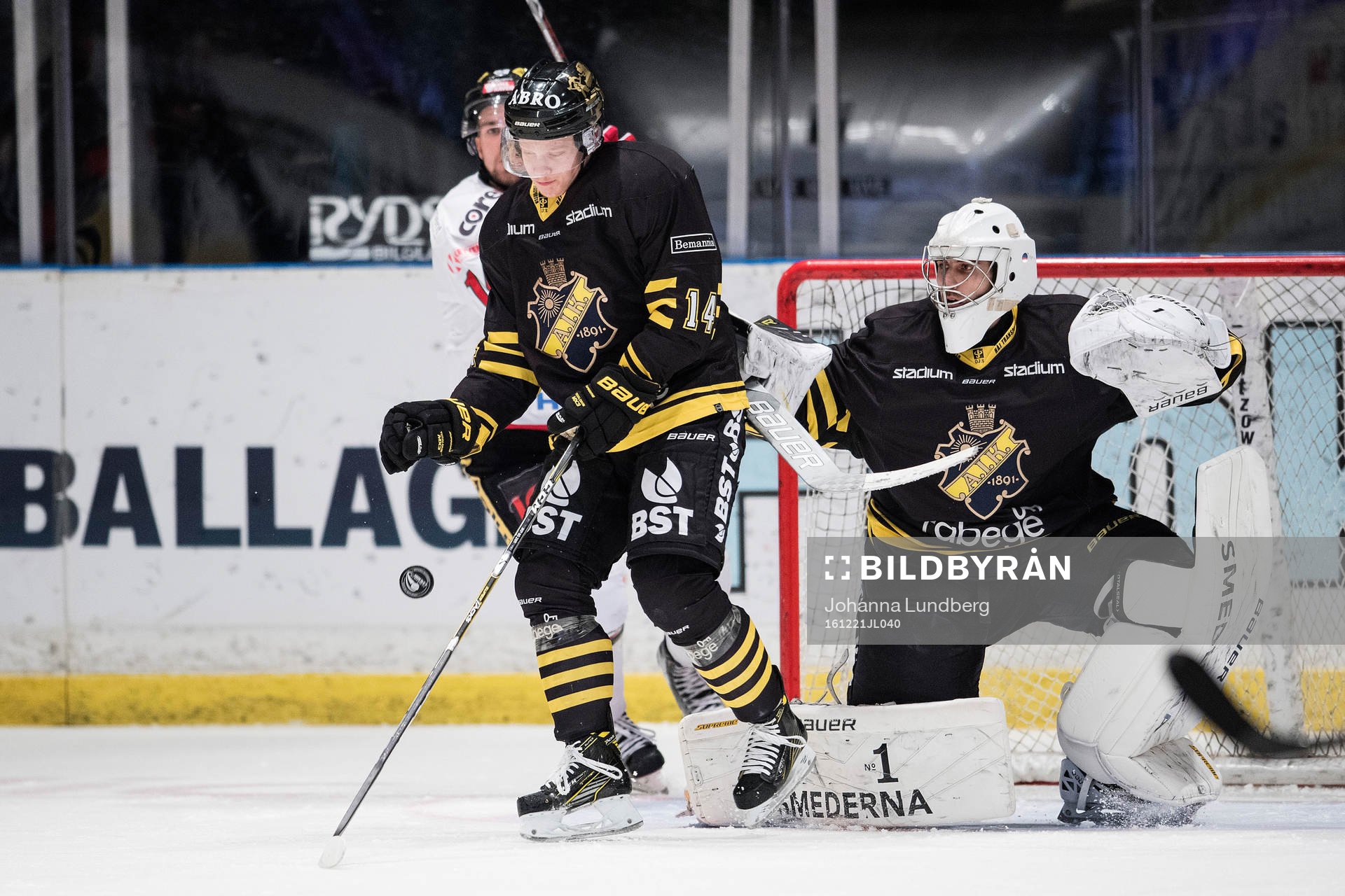 s Mads Larsen och målvakt Gasper Kroselj