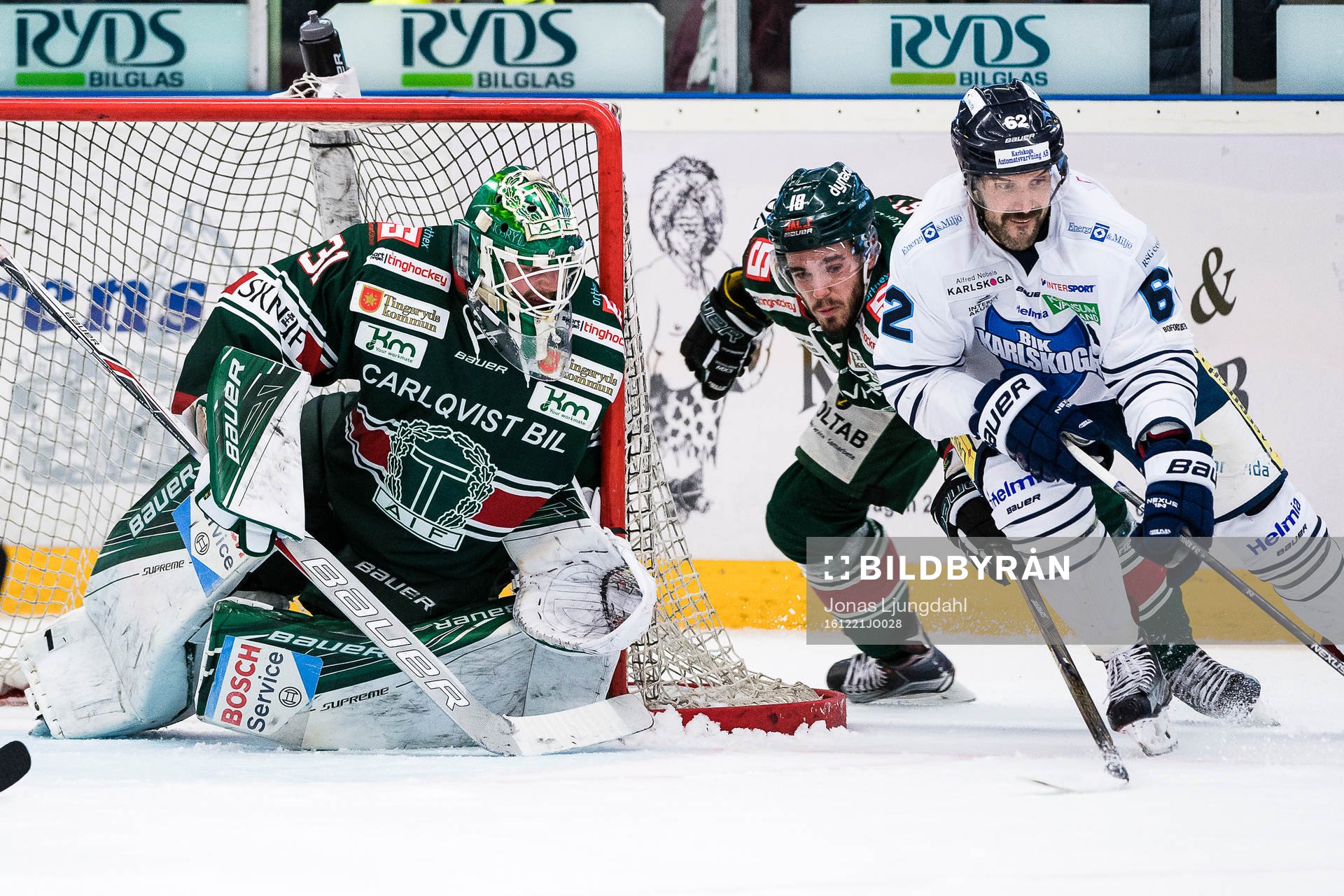 Karlskogas Daniel Wessner oroar vid Tingsryds målvakt