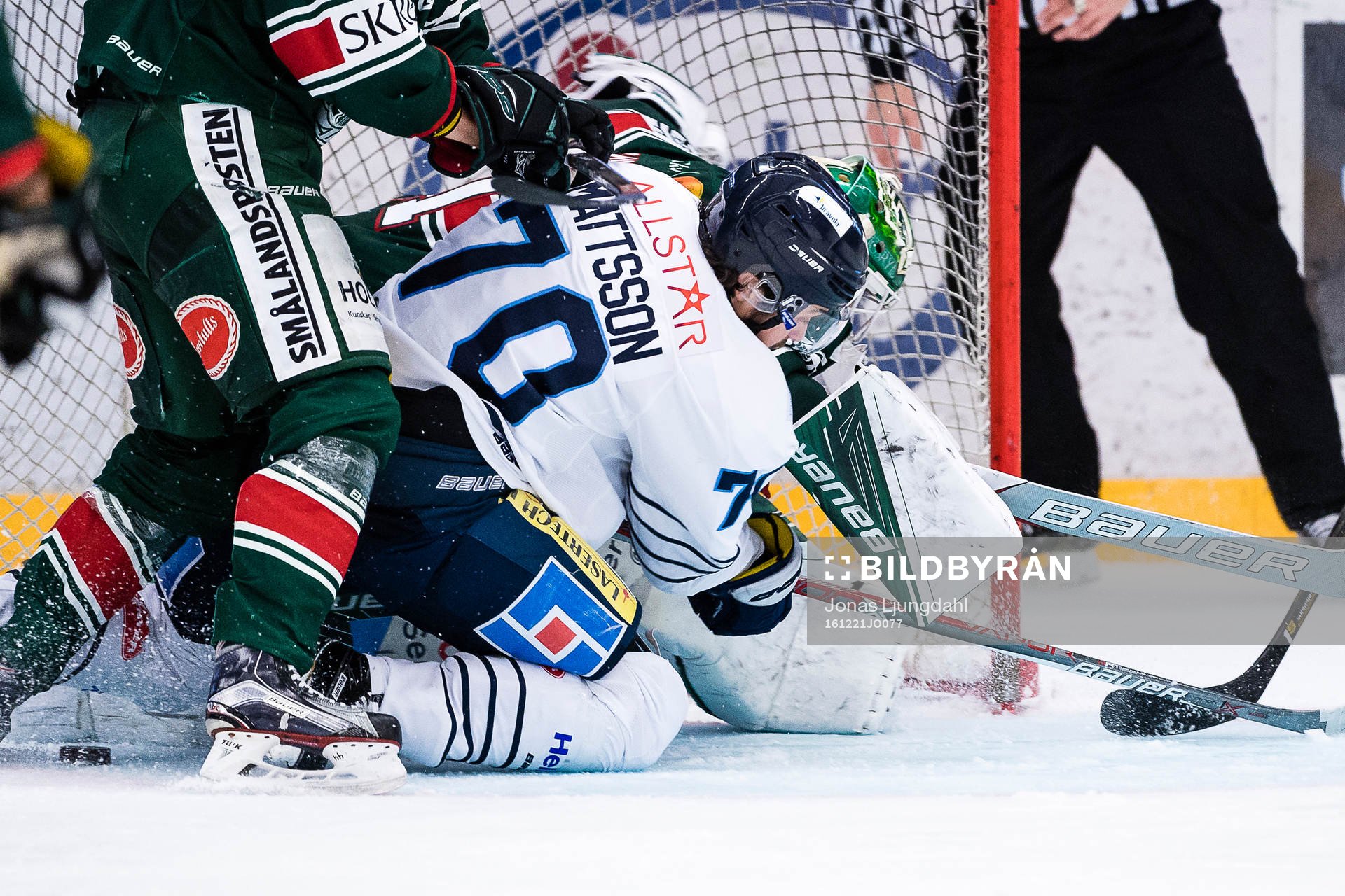 Karlskogas Simon Mattsson krockar med Tingsryds målvakt