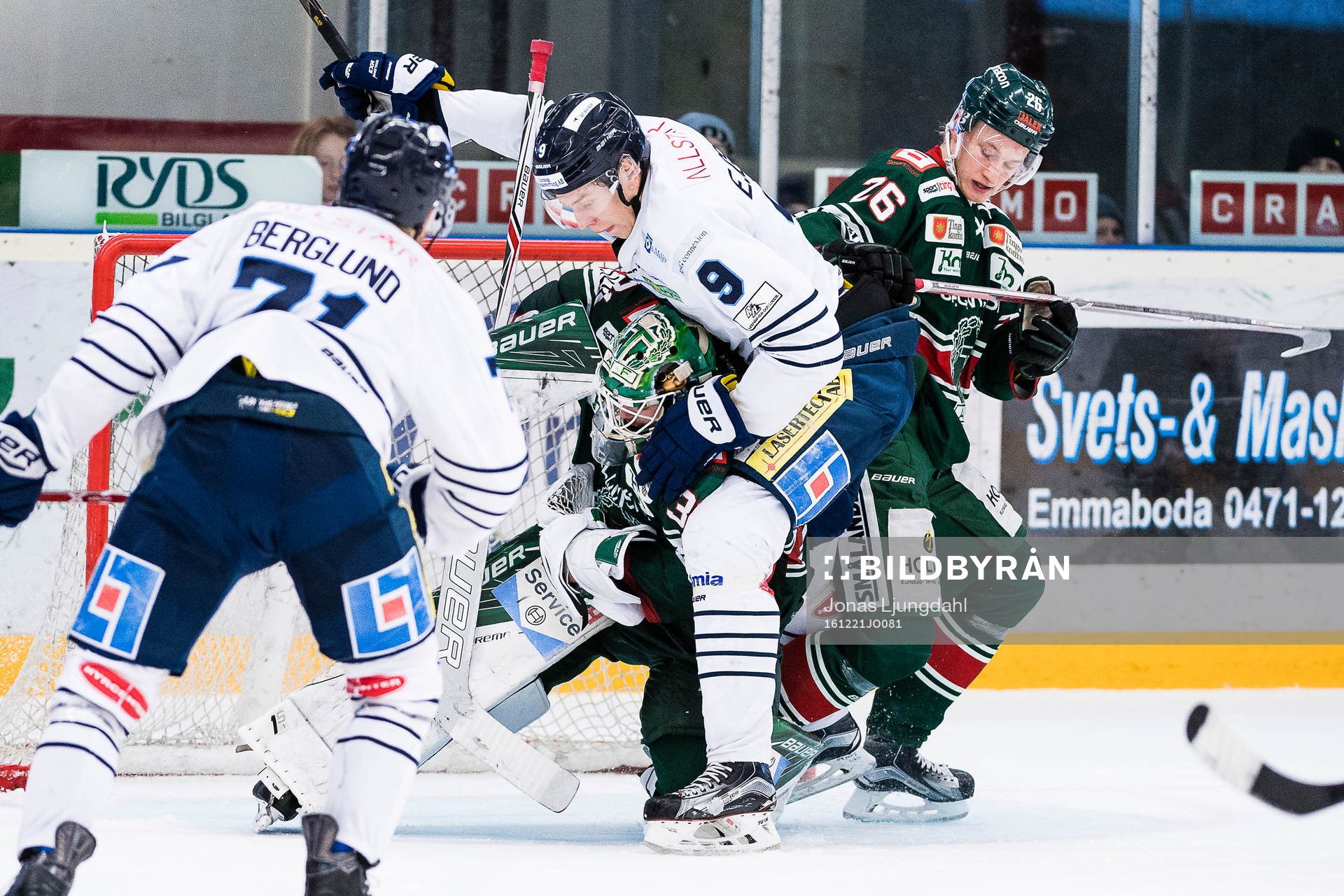 Karlskogas Victor Ejdsell krockar med Tingsryds målvakt