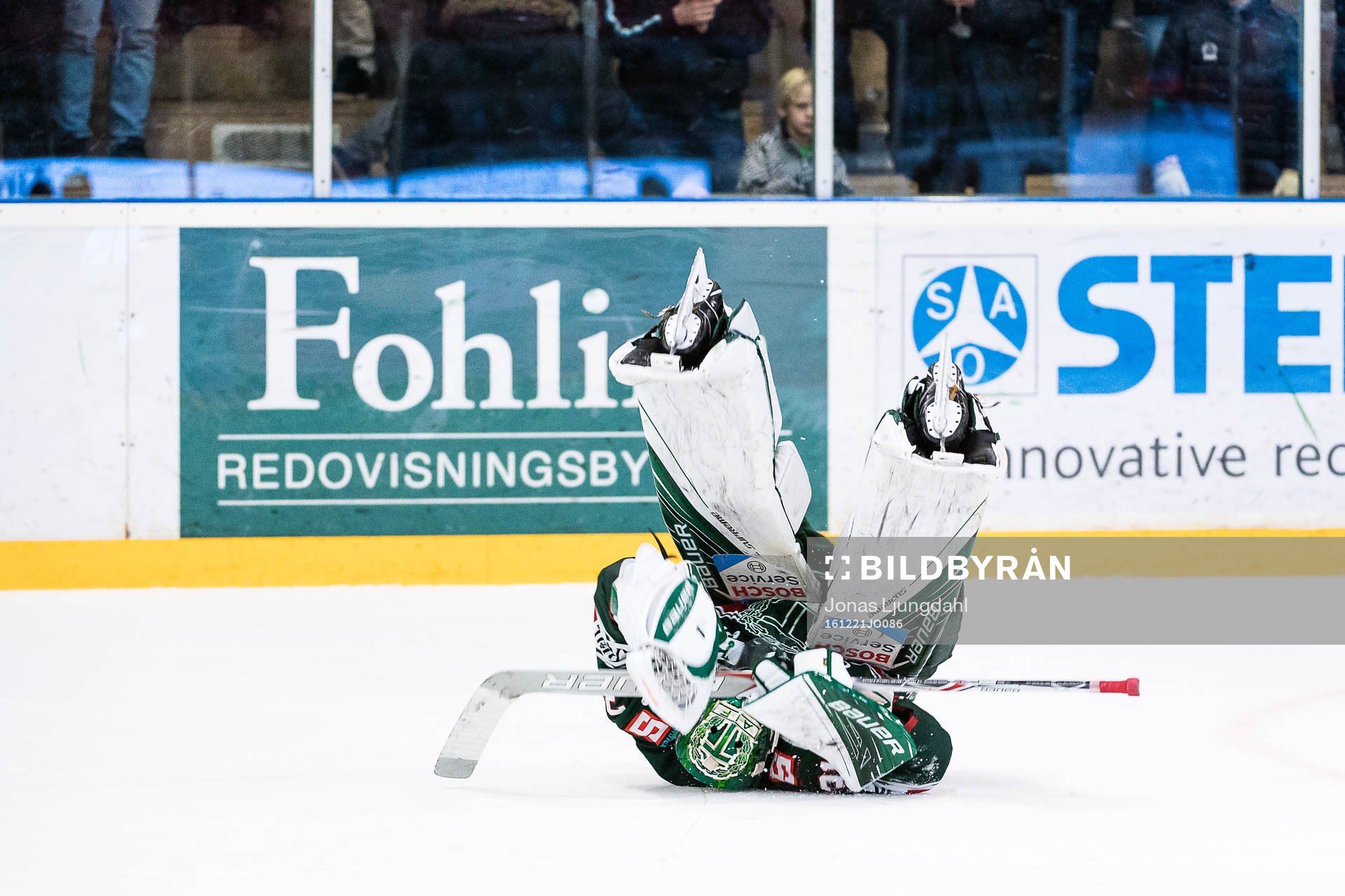 Tingsryds målvakt Niklas Rubin gör en kullerbytta