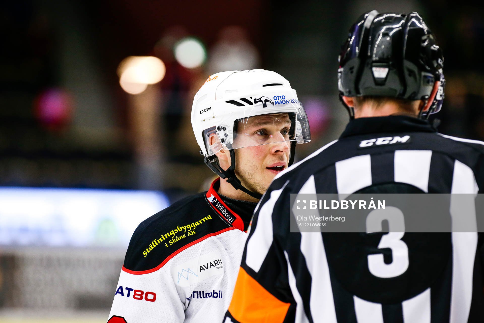 Malmö Redhawks Erik Forssell pratar med Domare Linus