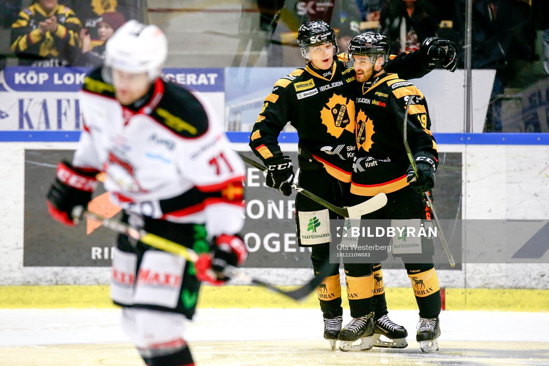 Skellefteås Linus Lindström och Andrew Calof jublar