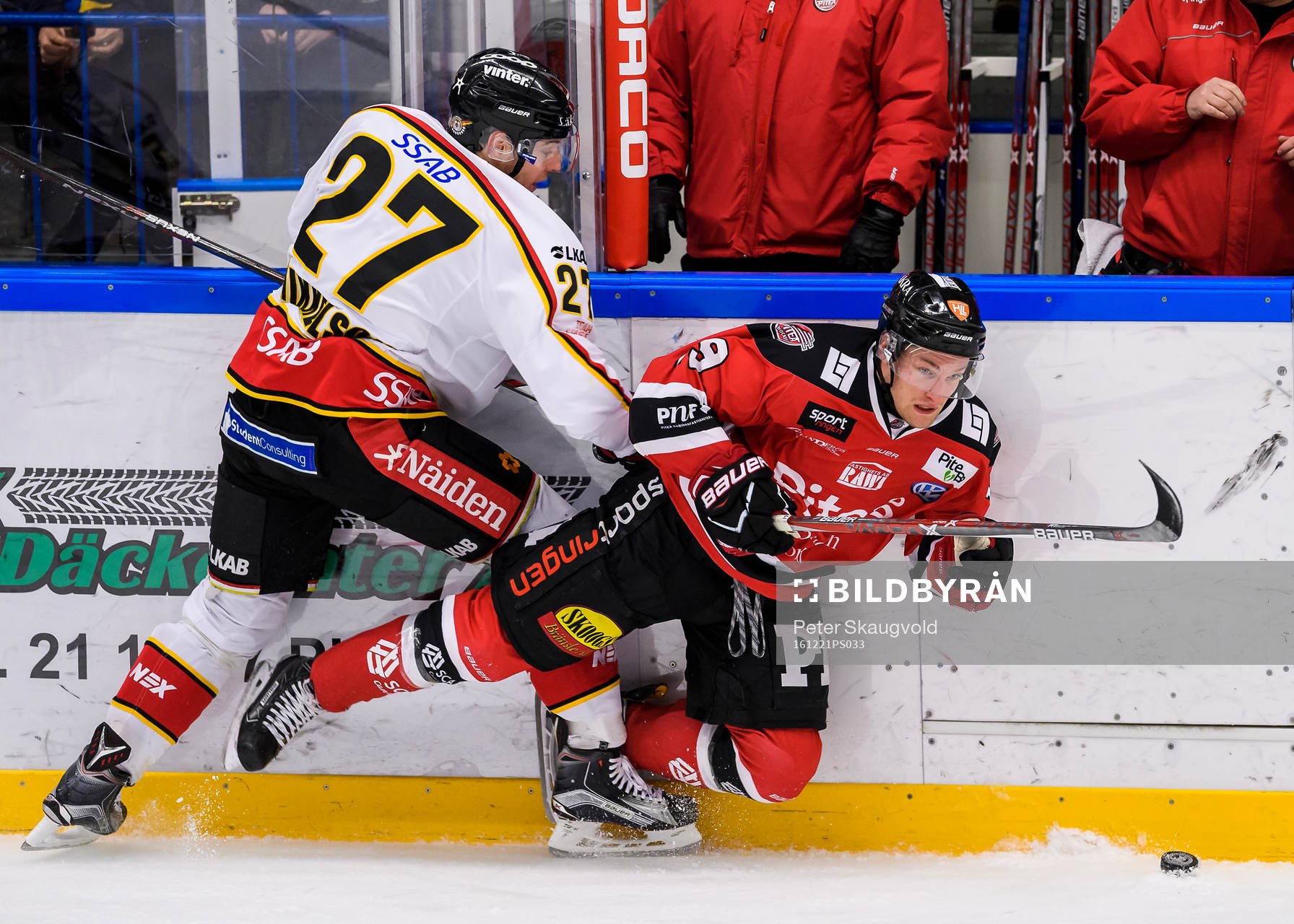 Luleås Brendan Mikkelson tacklar Piteås David Pettersson