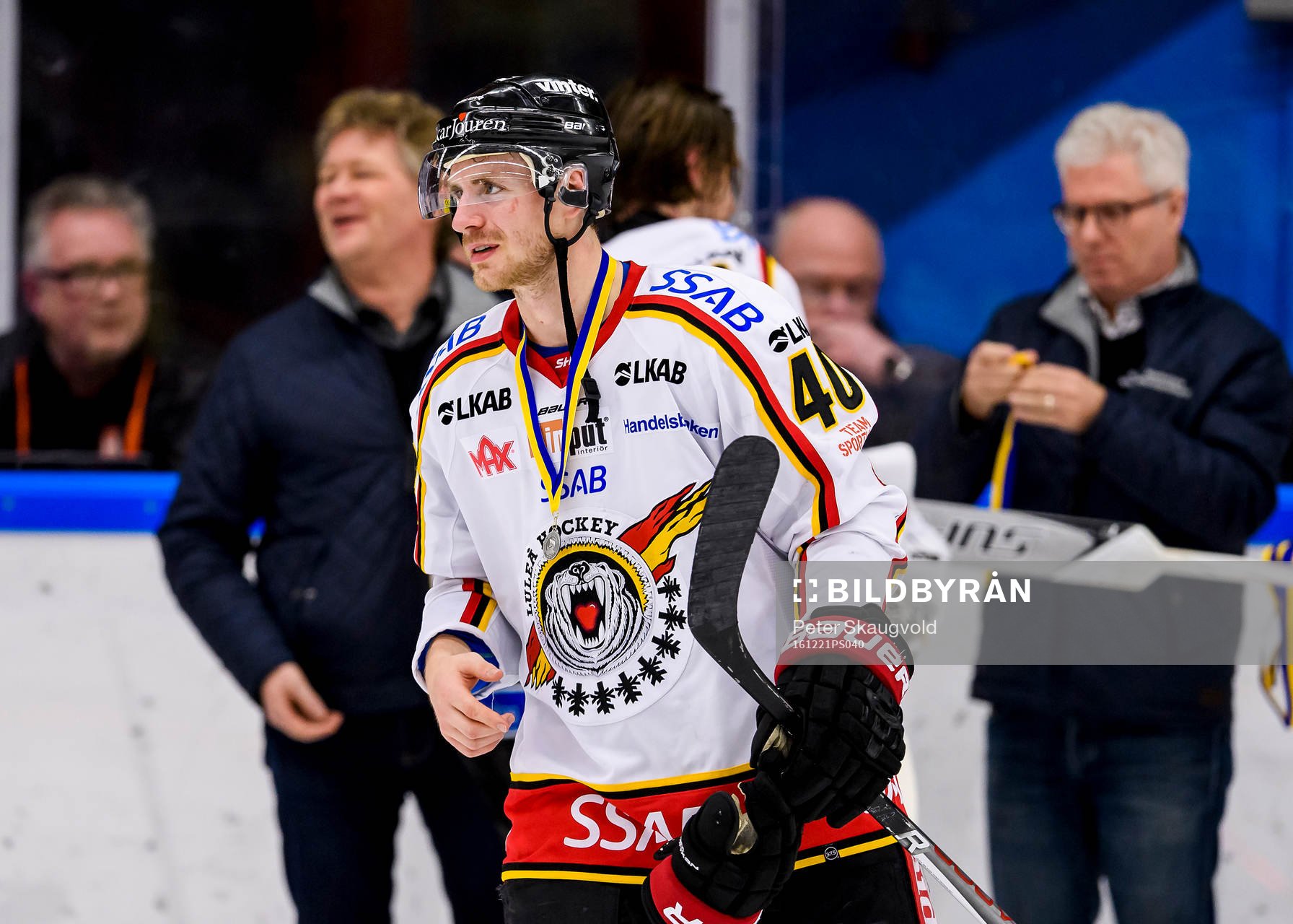 Luleås Kael Mouillierat tar i mot sin silvermedal