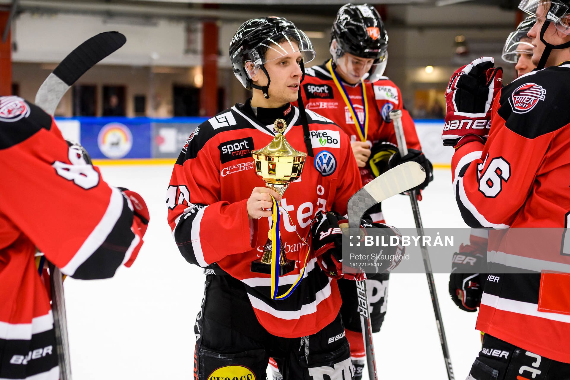 Piteås Magnus Isaksson med segerpokalen