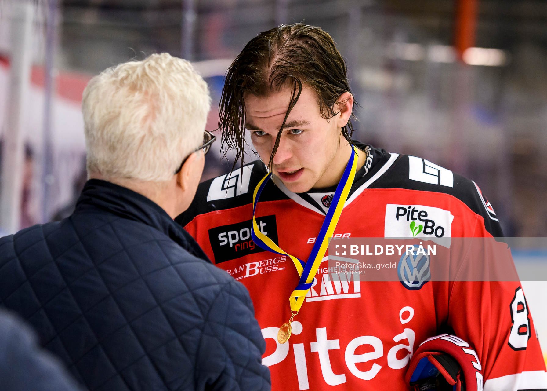 Piteås Erik Wikgren tar i mot sin guldmedalj