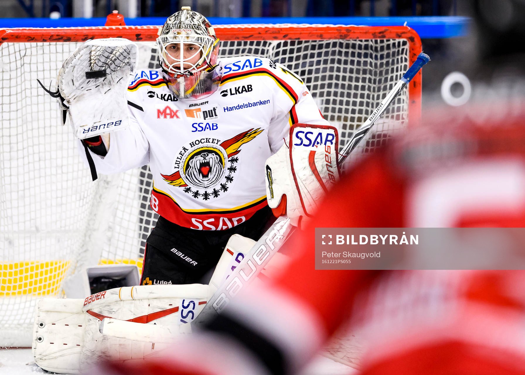 Luleås målvakt Oscar Masiello räddar ett skott