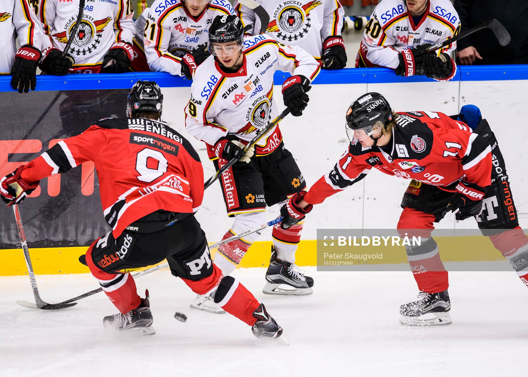 Luleås Johan Forsberg mot två Piteåspelare