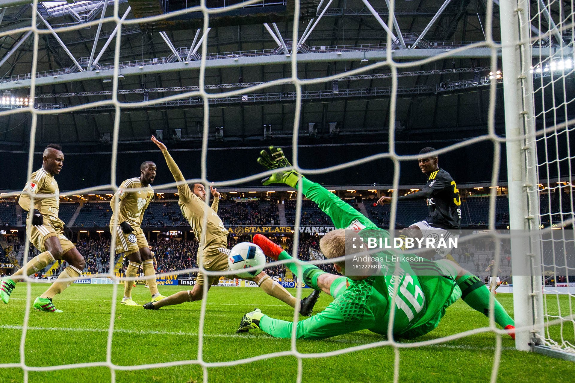 Bilden är utvald till en av Bildbyråns 150 bästa bilder från 2016. Originalbild publicerad 161016 AIK:s Alexander Isak gör 1-0 bakom Östersunds målvakt Hampus Nilsson under fotbollsmatchen i Allsvenskan mellan AIK - Östersund den 16 oktober 2016 i Stockholm.