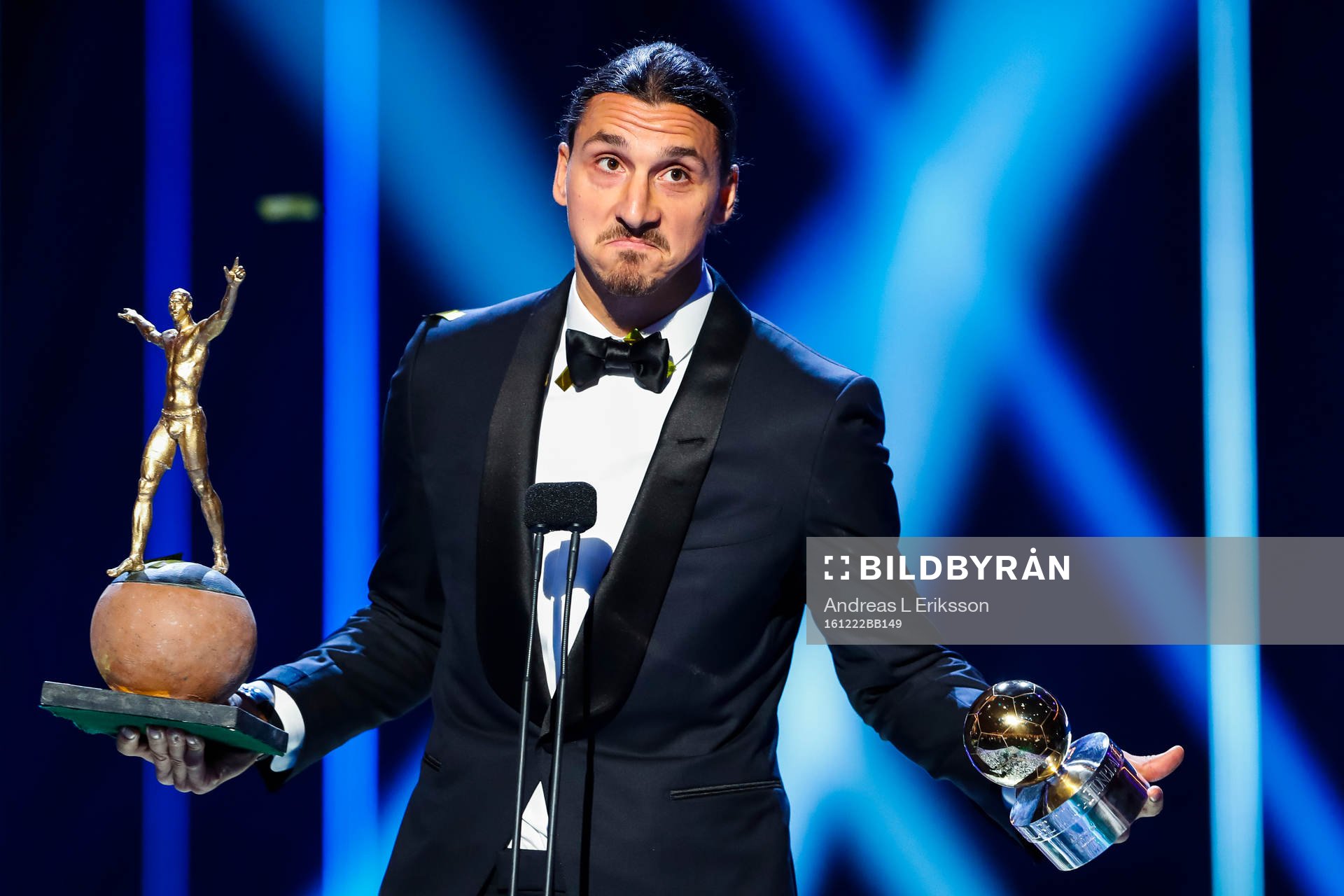 Bilden är utvald till en av Bildbyråns 150 bästa bilder från 2016. Originalbild publicerad 161121 Zlatan Ibrahimovic, vinnare av Guldbollen under Fotbollsgalan den 21 november 2016 i Stockholm.