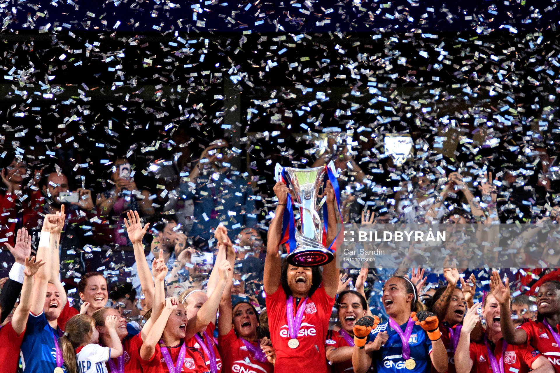 Bilden är utvald till en av Bildbyråns 150 bästa bilder från 2016. Originalbild publicerad 160526 Lyons Wendie Renard höjer pokalen och jublar med sina lagkamrater efter finalen i Champions League mellan Wolfsburg och Lyon den 26 maj 2016 i Reggio Emilia.