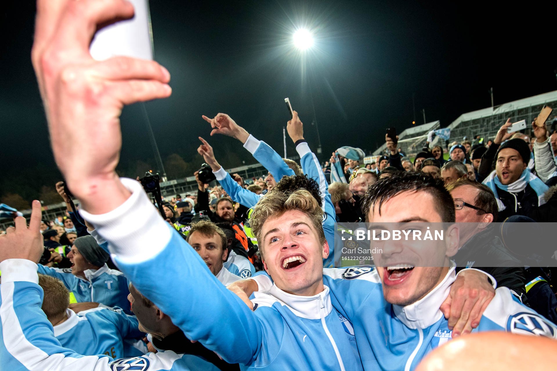 Bilden är utvald till en av Bildbyråns 150 bästa bilder från 2016. Originalbild publicerad 161026 Malmö FF:s Mattias Svanberg och Alexander Jeremejeff jublar efter fotbollsmatchen i Allsvenskan mellan Falkenberg och Malmö FF den 26 oktober 2016 i Falkenberg.