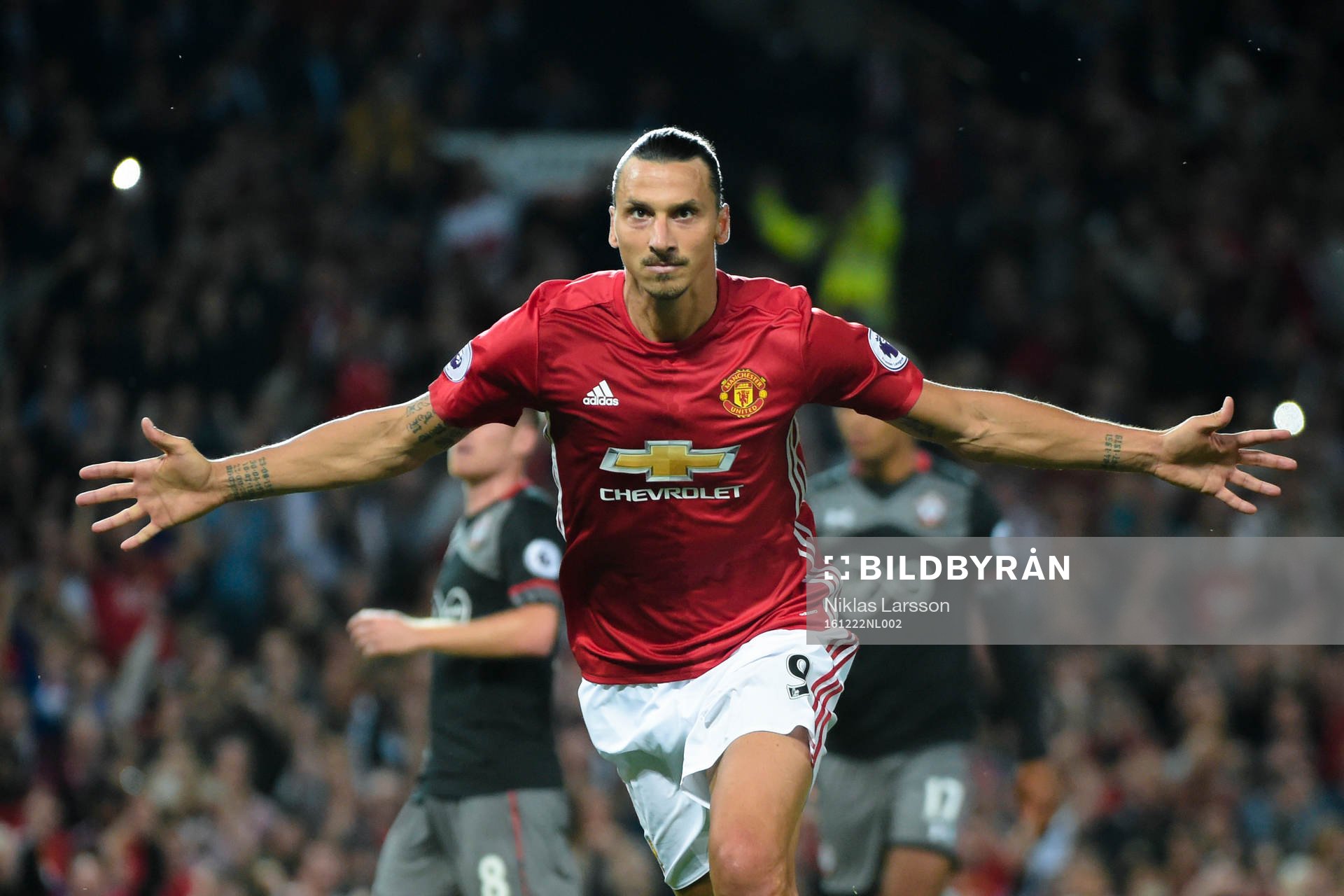 Bilden är utvald till en av Bildbyråns 150 bästa bilder från 2016. Originalbild publicerad 160819 Manchester Uniteds Zlatan Ibrahimovic jublar efter 2-0 på straff under fotbollsmatchen i Premier League mellan Manchester United och Southampton den 19 augusti 2016 i Manchester.
