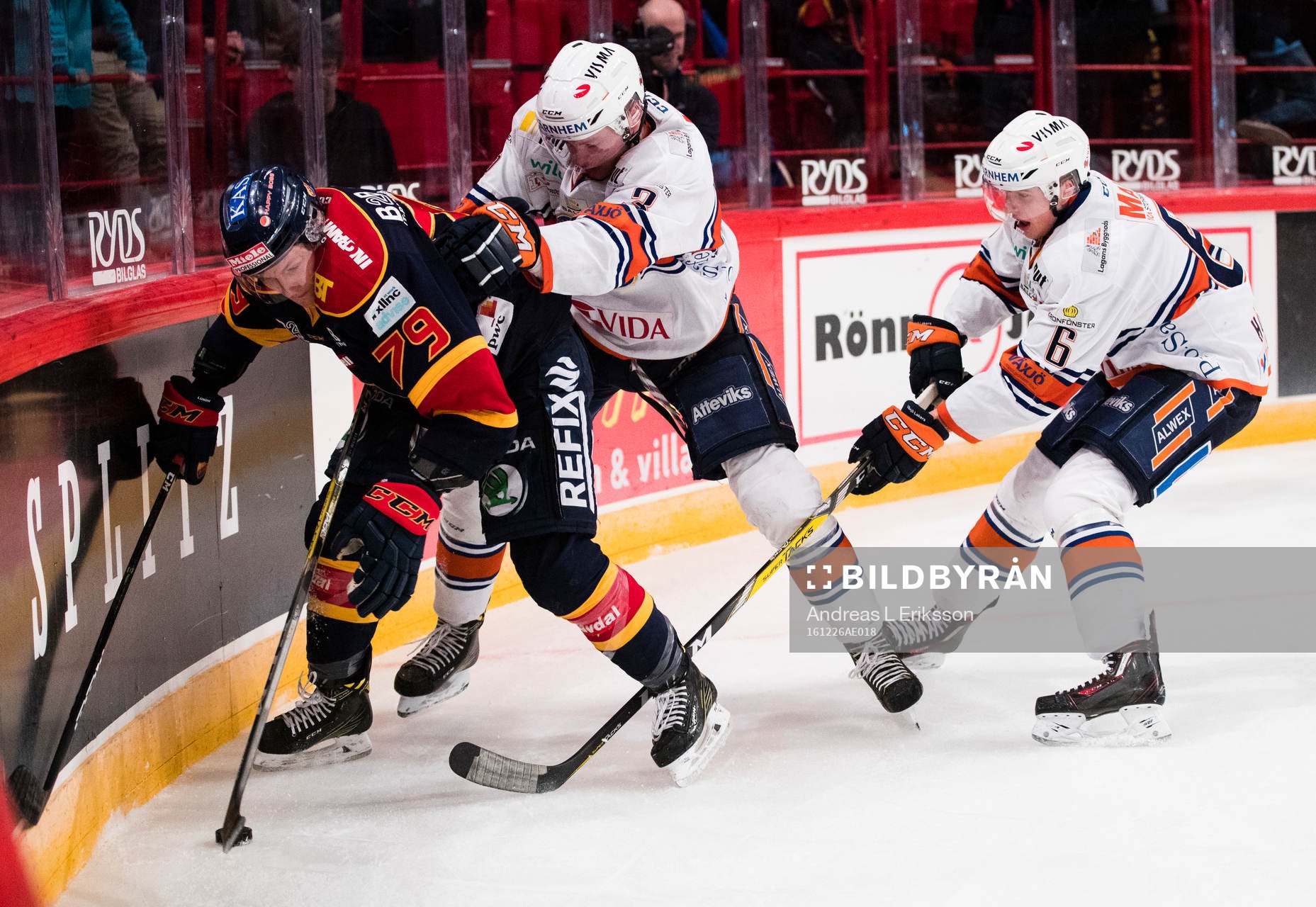 Djurgårdens Patrik Lundh uppvaktas av Växjös Oliver Bohm