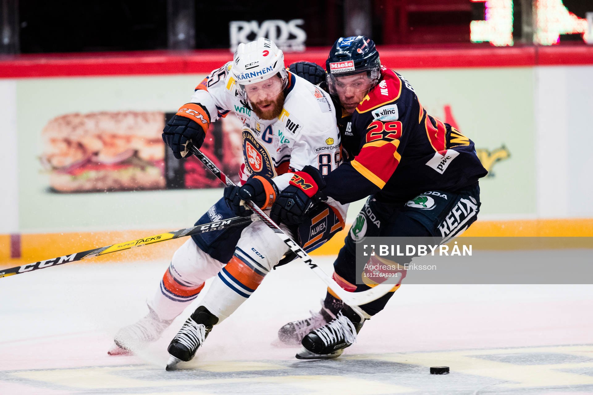 Växjös Liam Reddox i kamp om pucken med Djurgårdens Matt