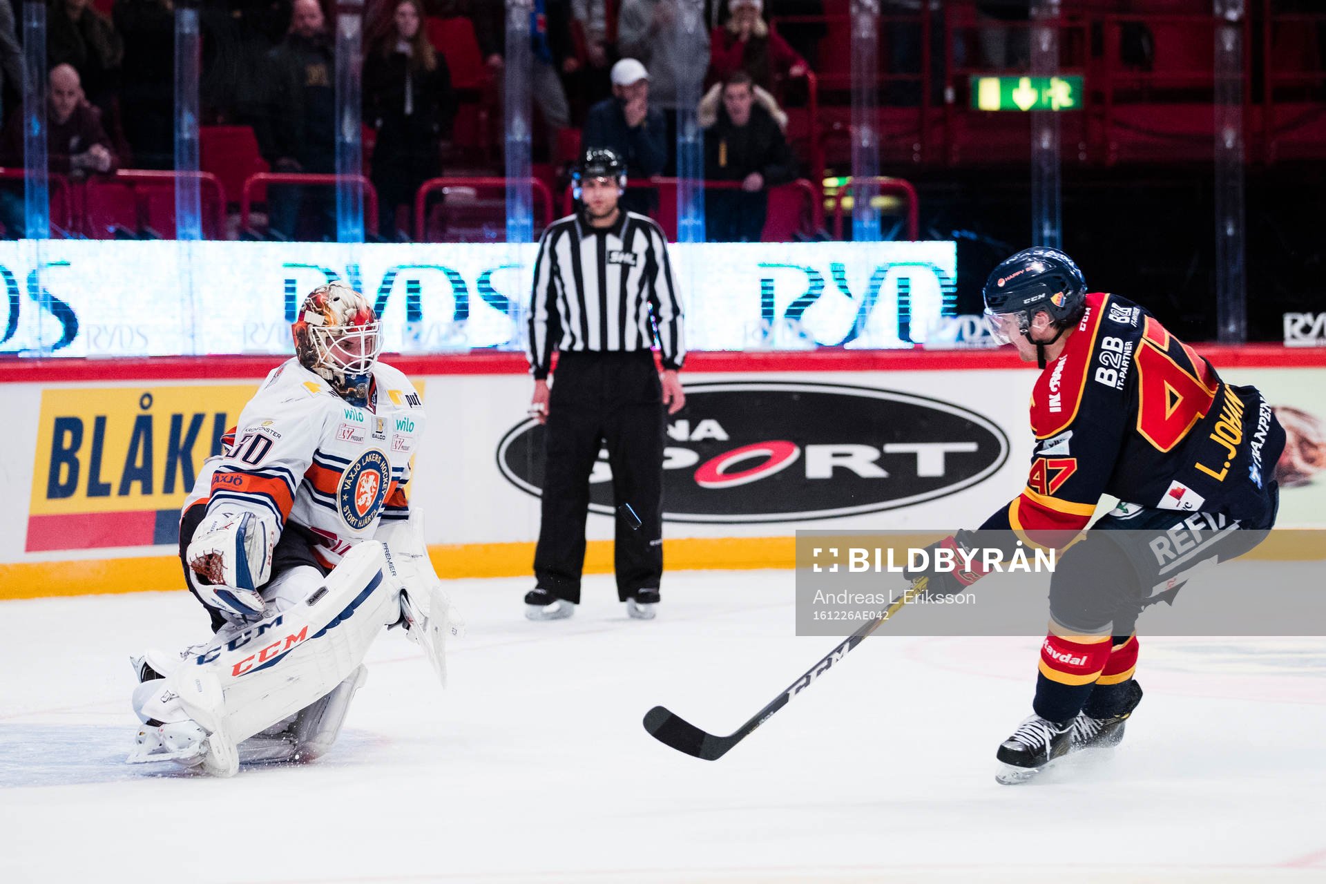 Växjös målvakt Joacim Eriksson räddar en straff från