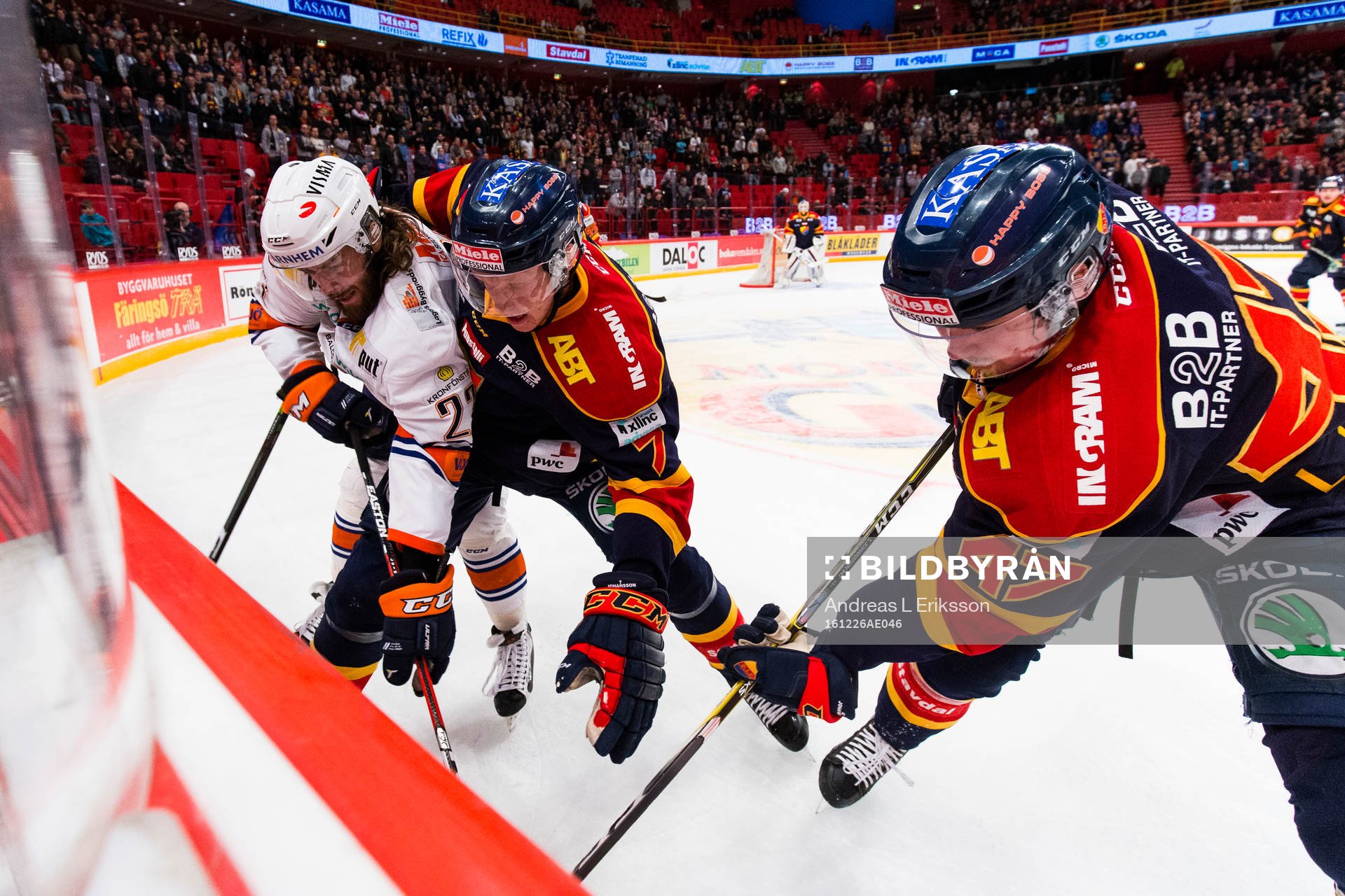 Växjös Ville Leino i kamp om pucken med Djurgårdens Emil