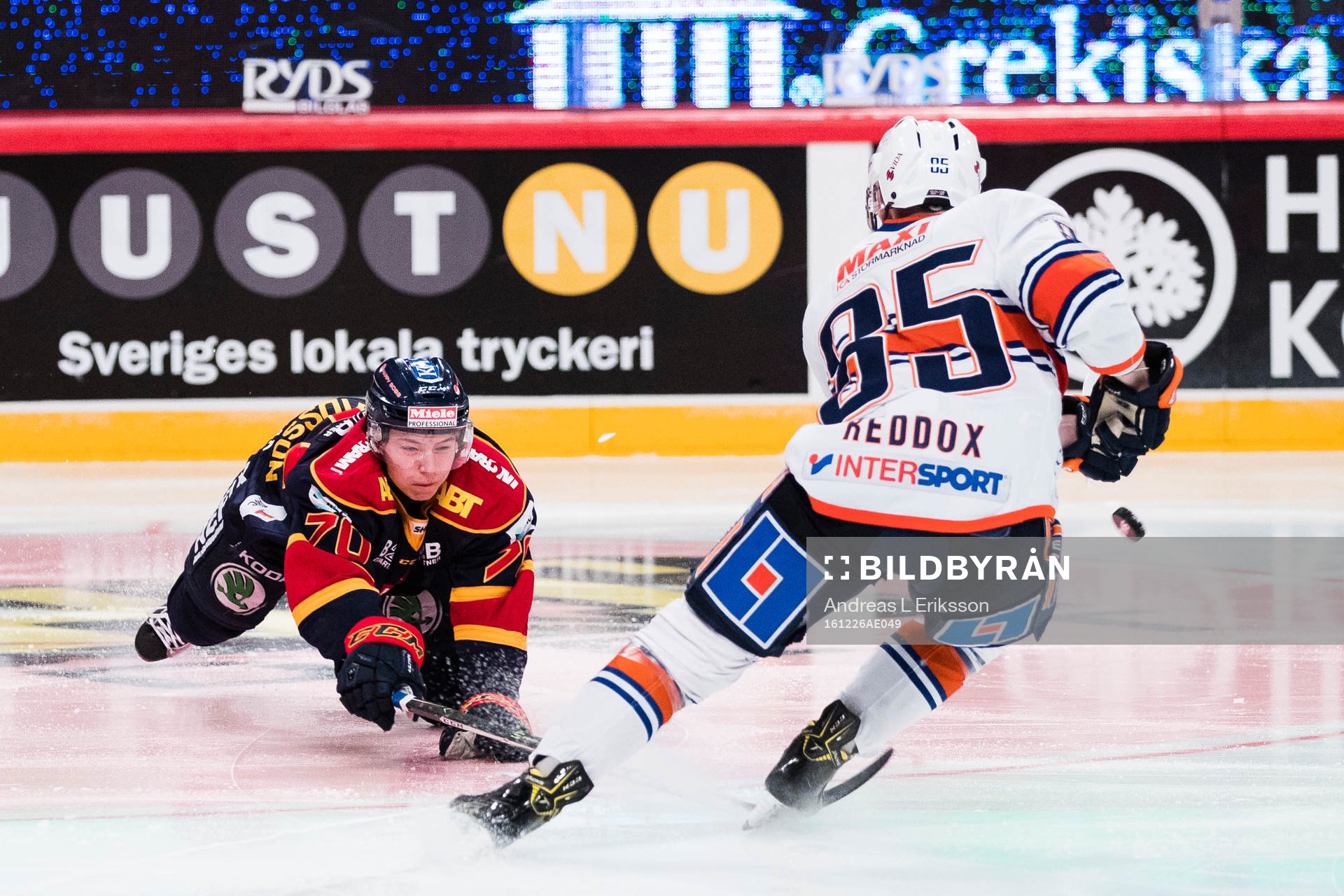Djurgårdens Marcus Davidsson i kamp om pucken med Växjös