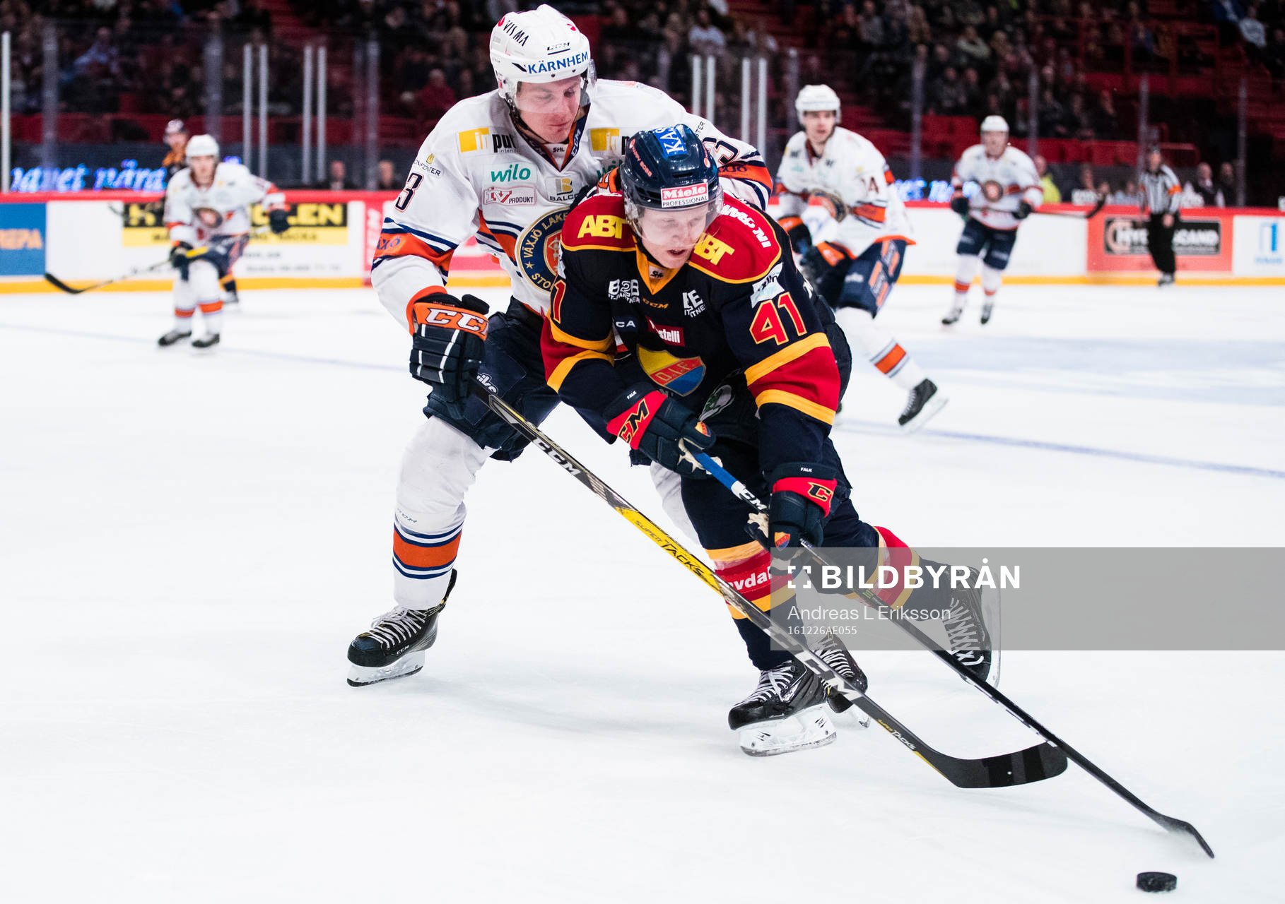Växjös Oliver Bohm i kamp om pucken med Djurgårdens