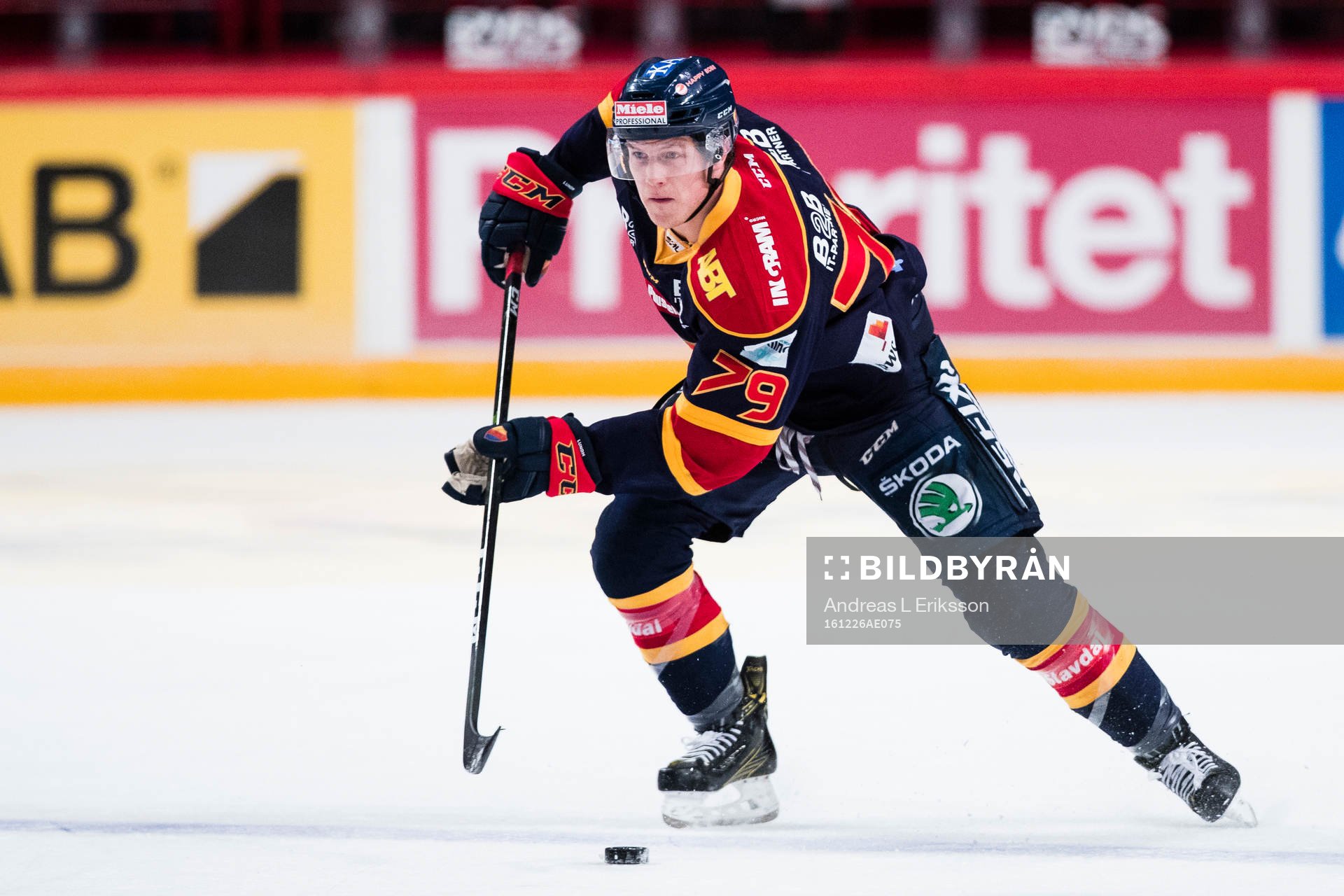 Djurgårdens Patrik Lundh med pucken