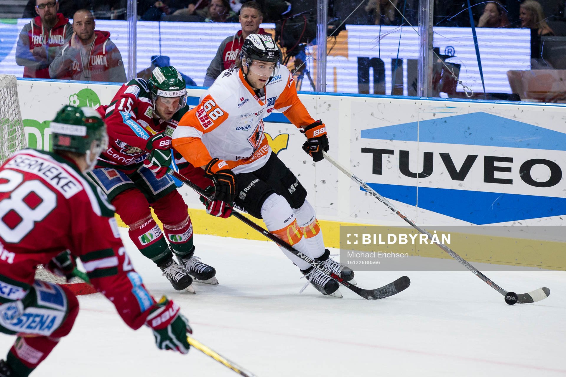 Frölundas Matt Donovan  jagar Karlskronas Daniel Gunnarsson