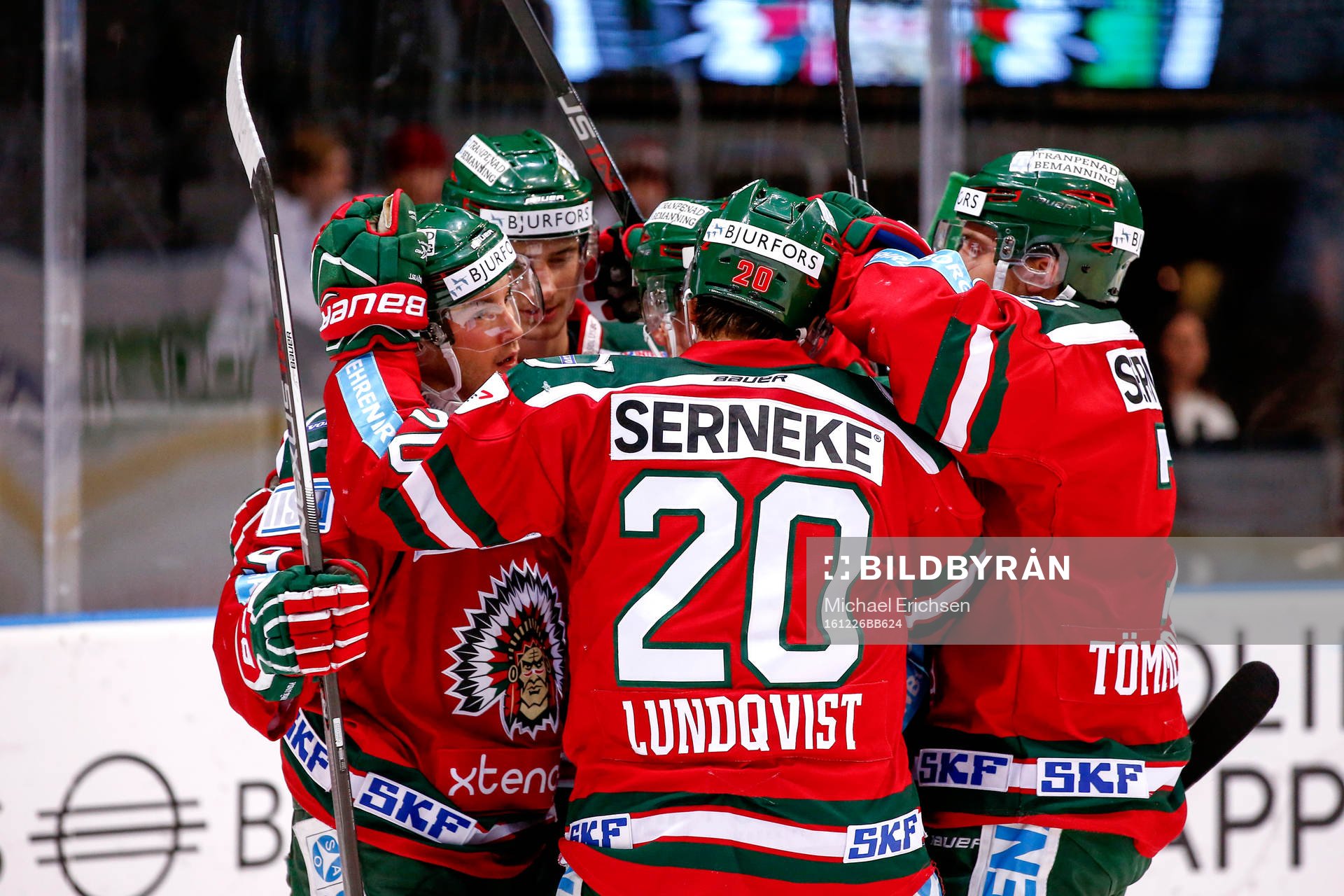 Frölundas Casey Wellman jublar med lagkamrater