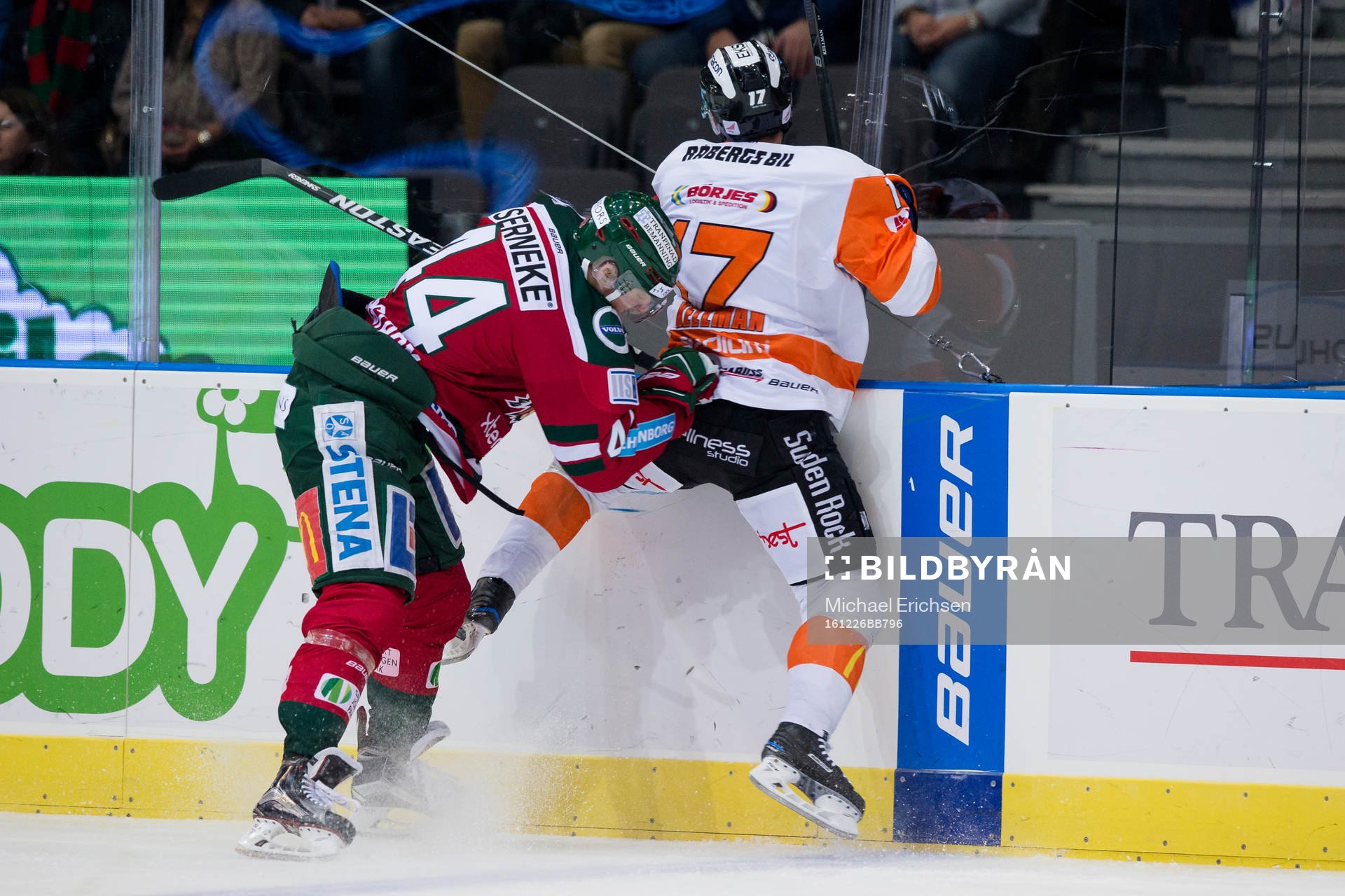 Frölundas Pontus Widerström tacklar Karlskronas Joel