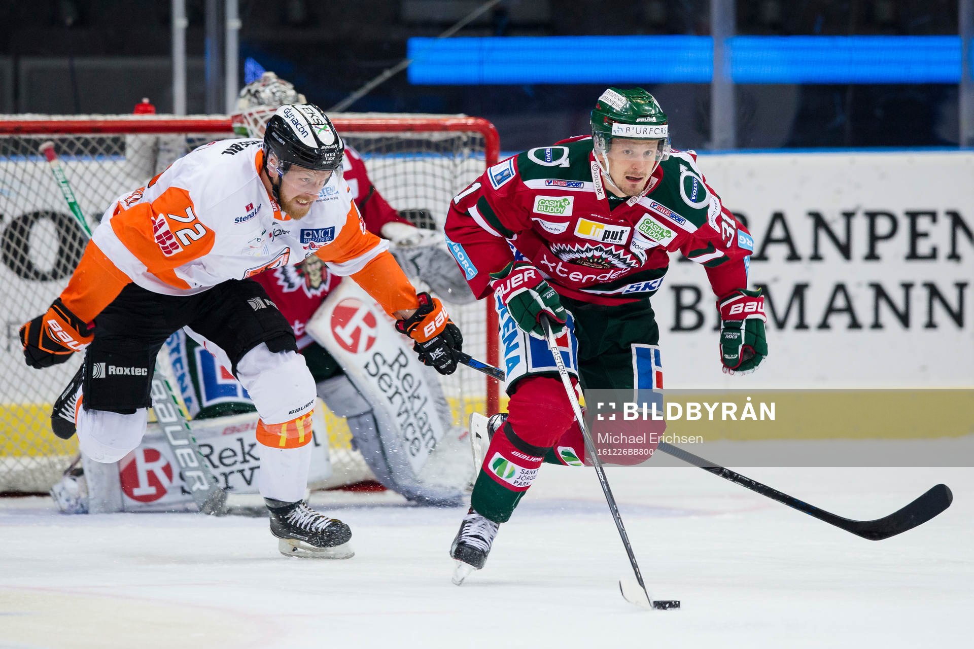 Frölundas Nicklas Lasu före Karlskronas Joachim Rohdin