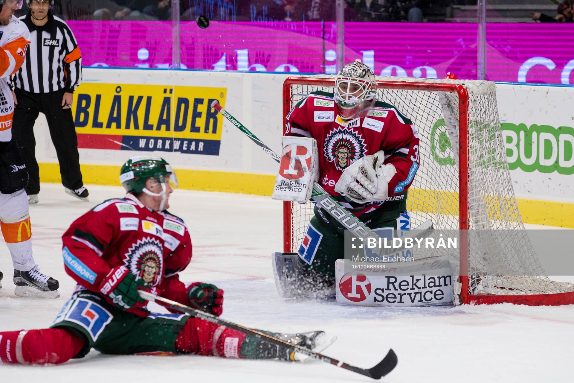 Frölundas målvakt Johan Gustafsson räddar ett skott
