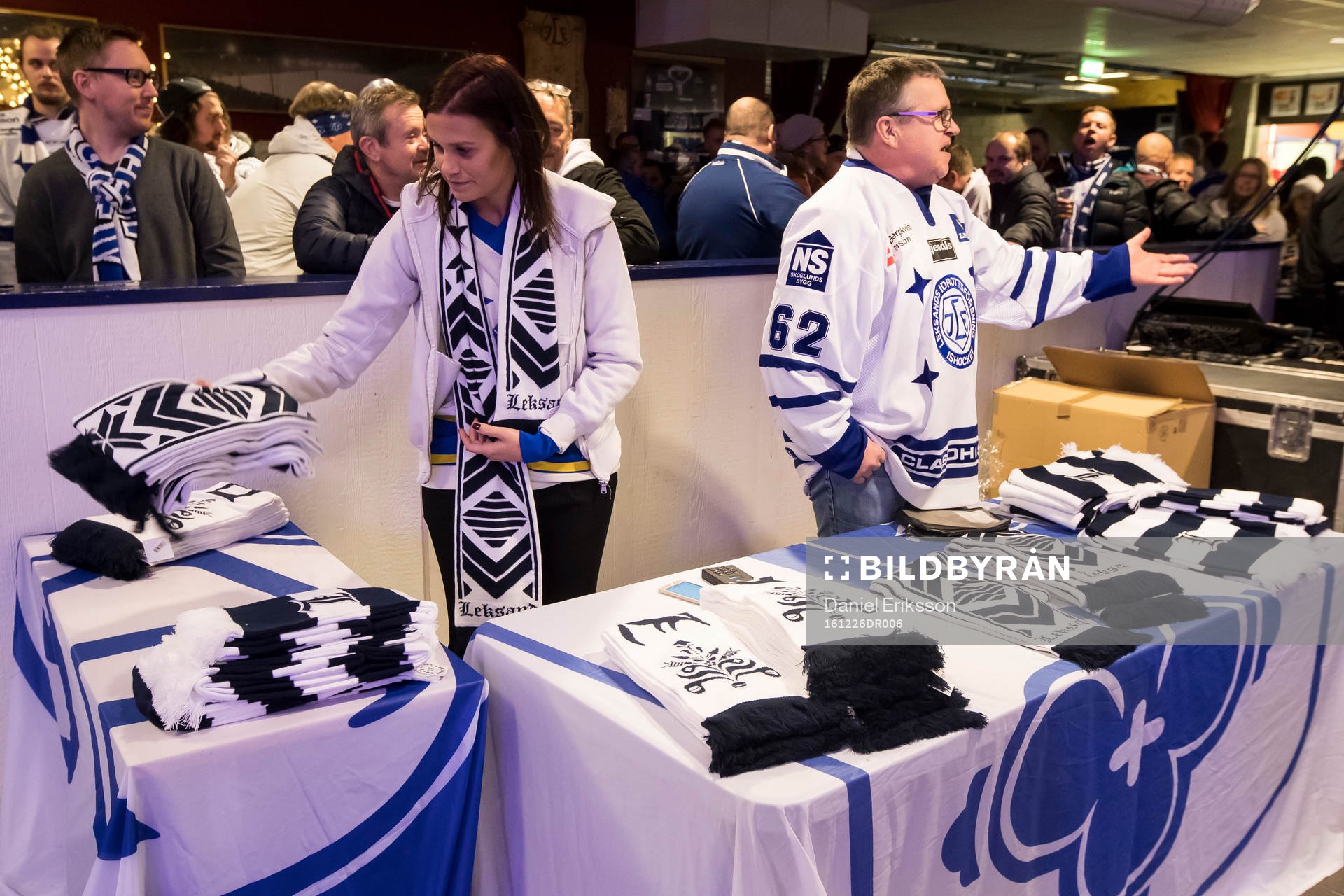 Försäljning av halsdukar innan ishockeymatchen i SHL