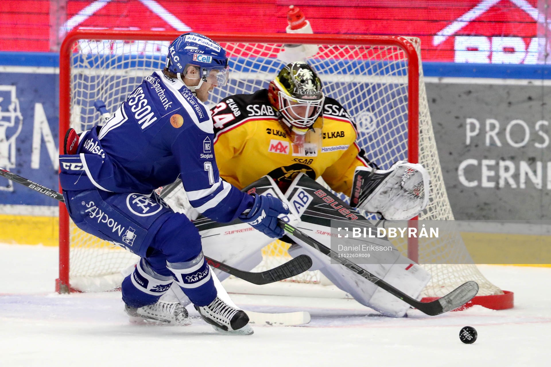 Leksands Johan Olofsson och Luleås målvakt Joel Lassinatti