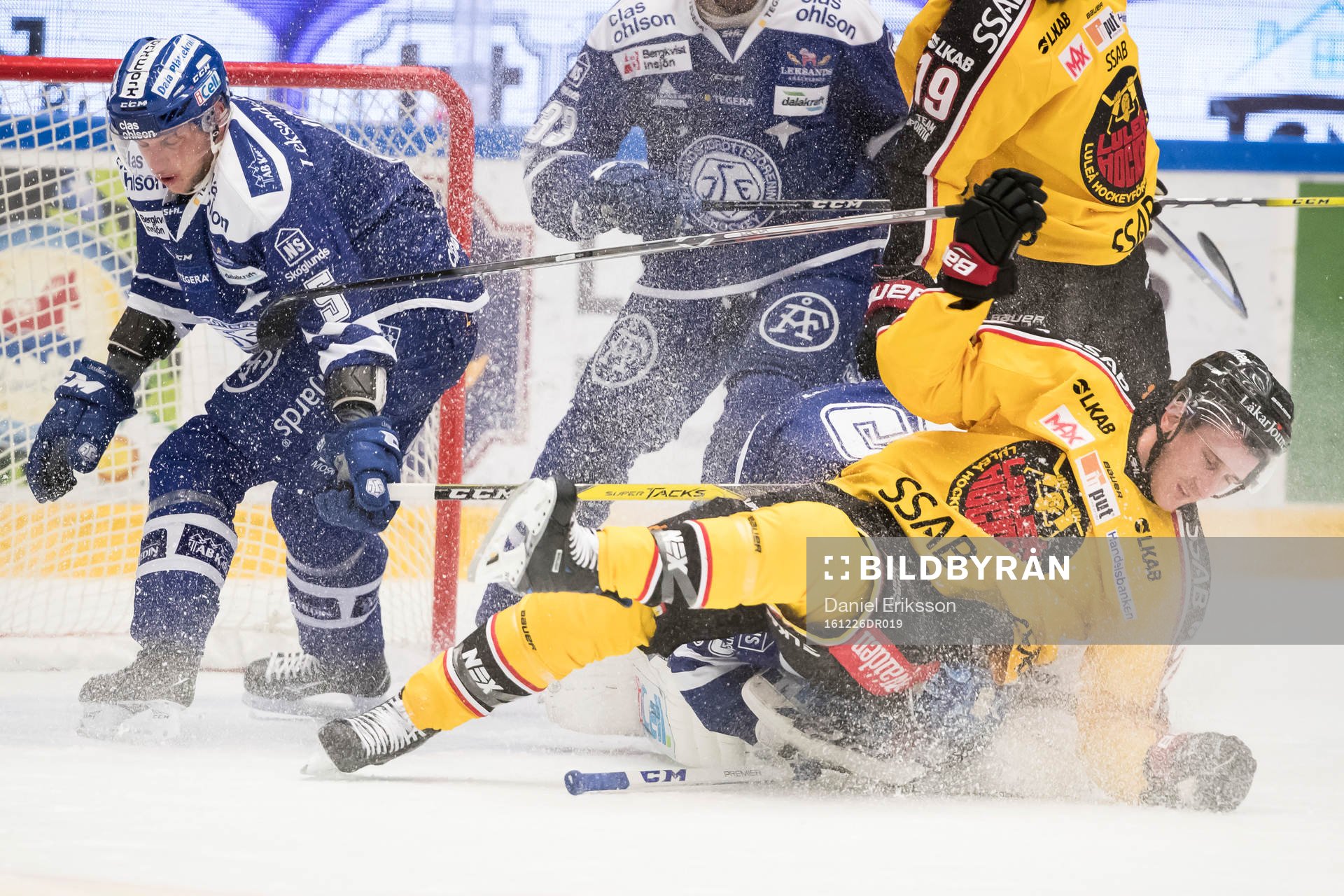 Leksands Ben Youds ochLuleås Bill Sweatt faller framför