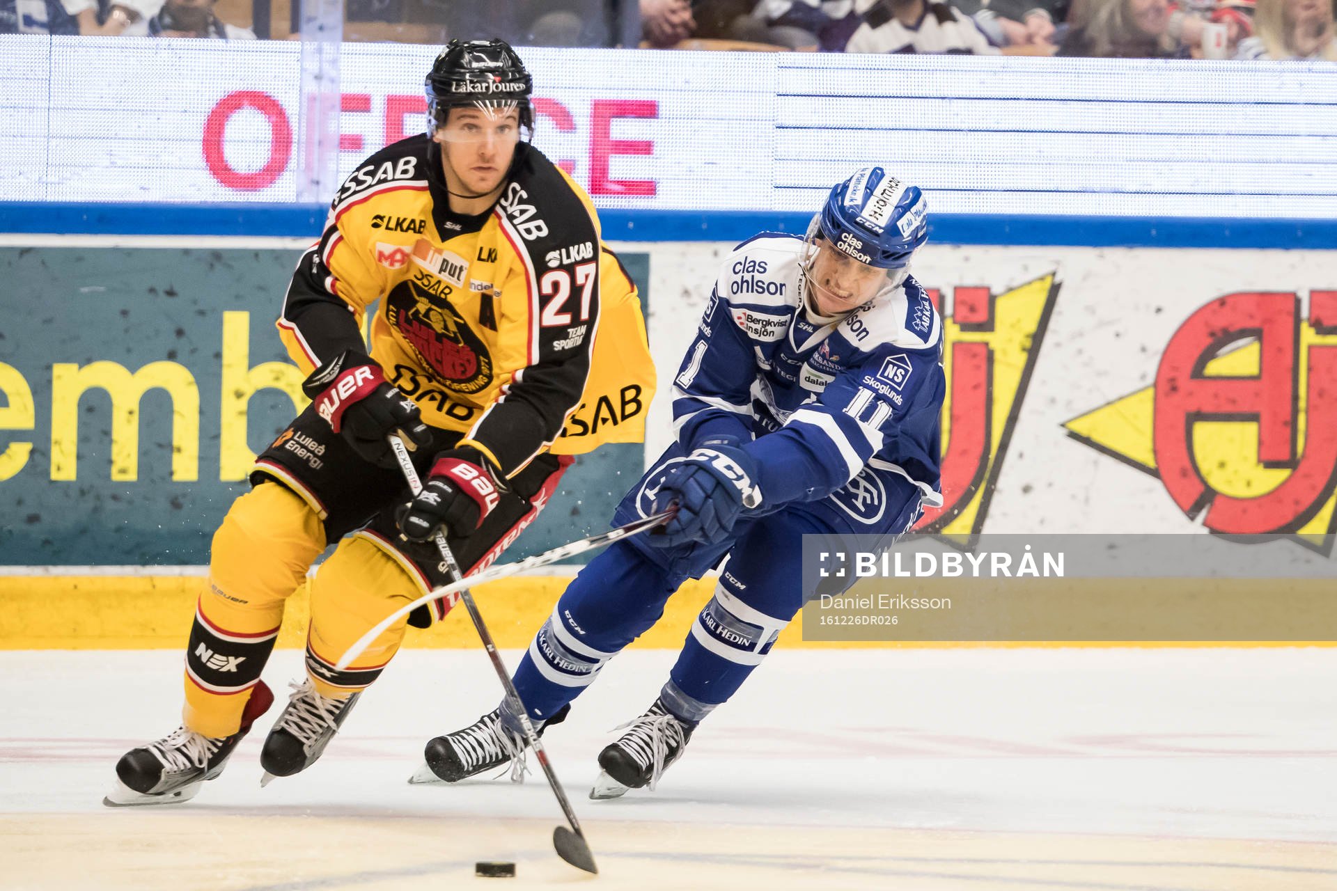 Leksands Martin Karlsson jagar Luleås Brendan Mikkelson  i