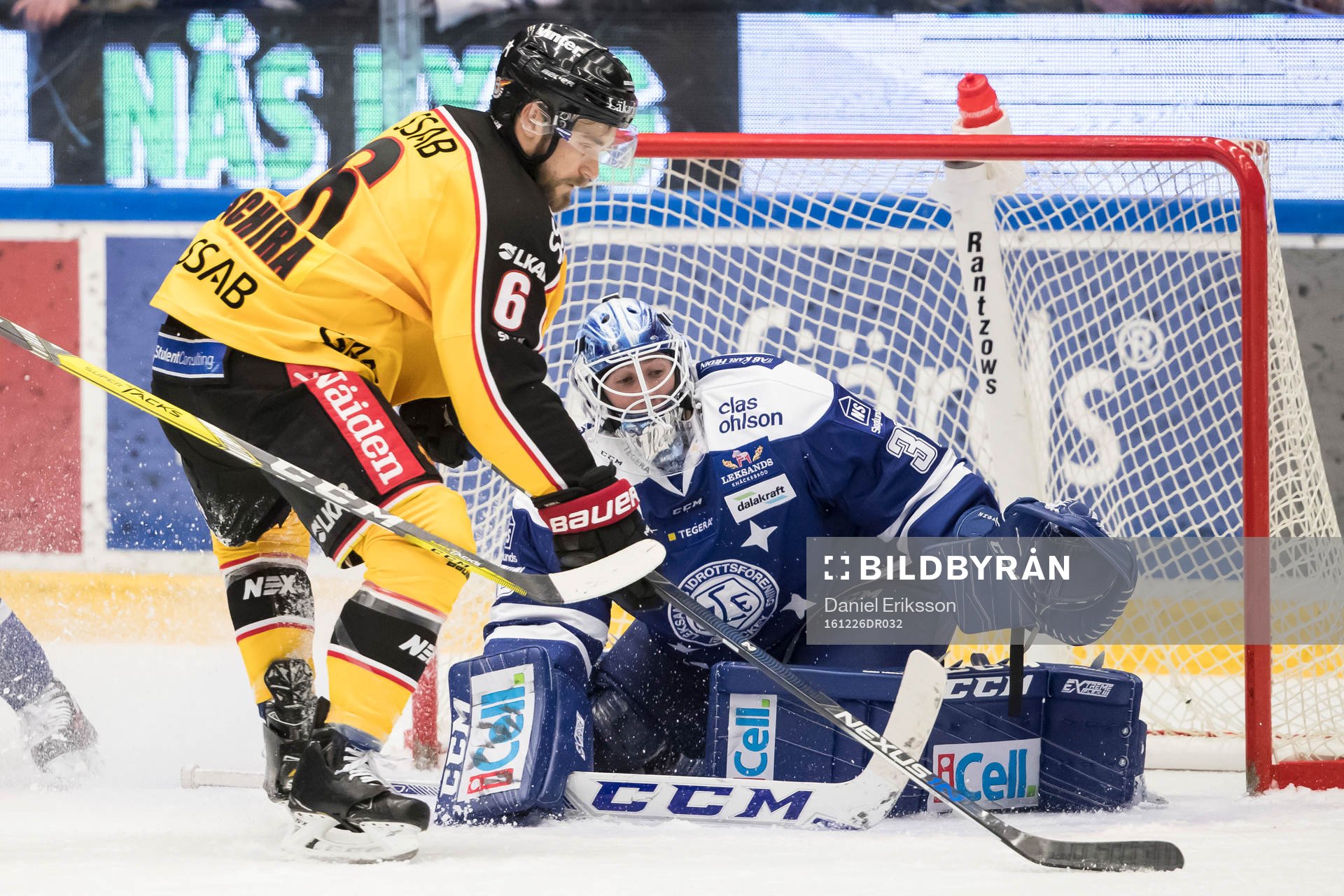 Luleås Craig Schira gör 0-3 bakom Leksands målvakt