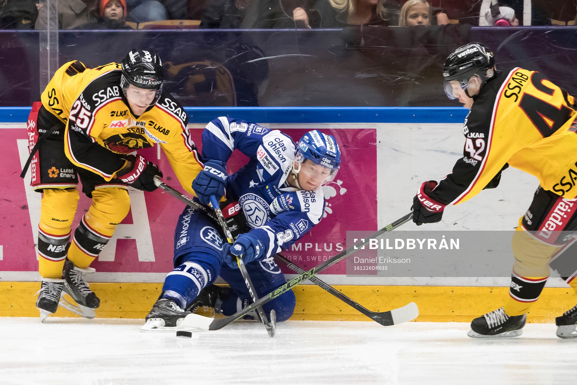 Luleås Anton Hedman och Luleås Joakim Hilding i kamp om