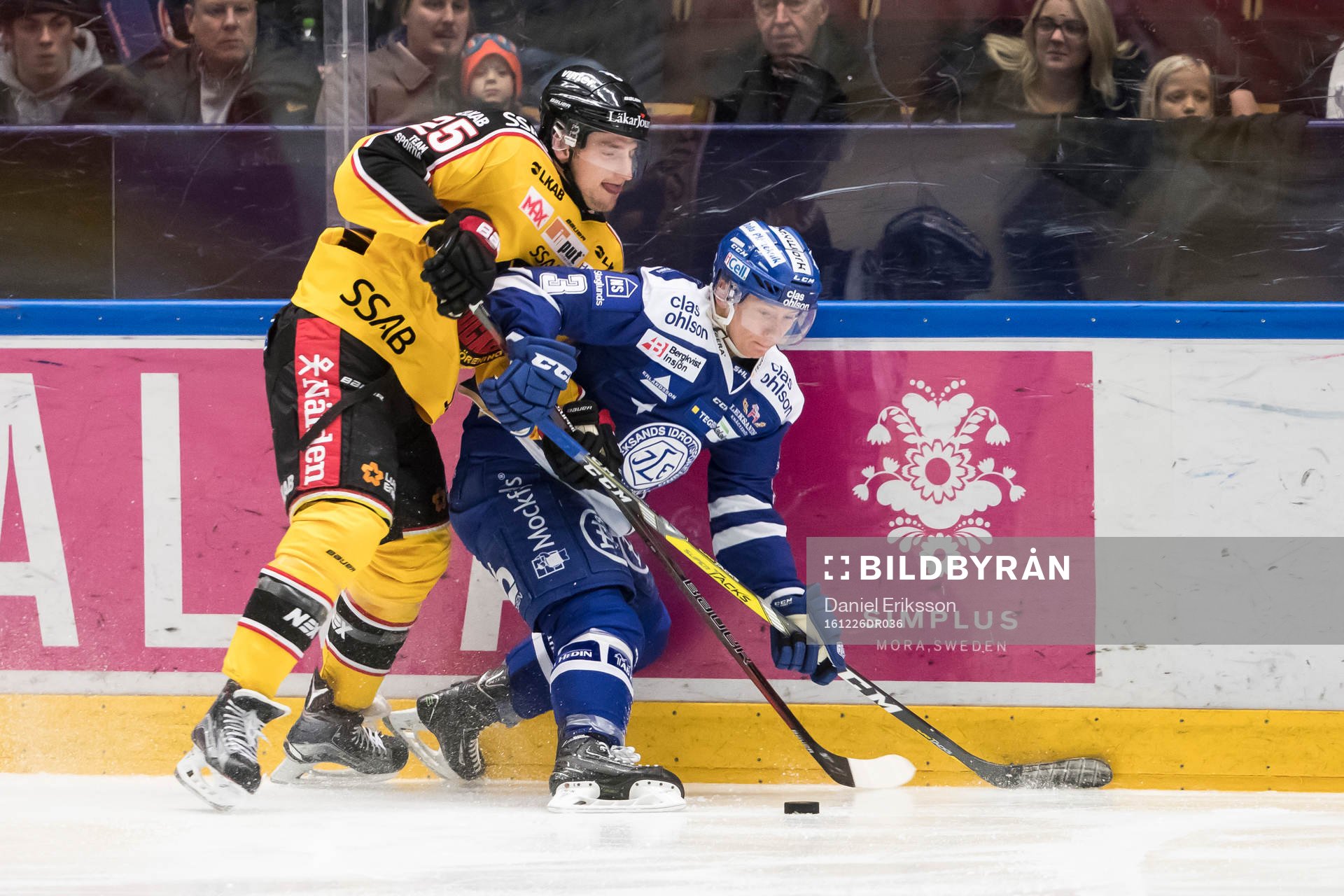 Luleås Anton Hedman i kamp om pucken med Leksands Daniel