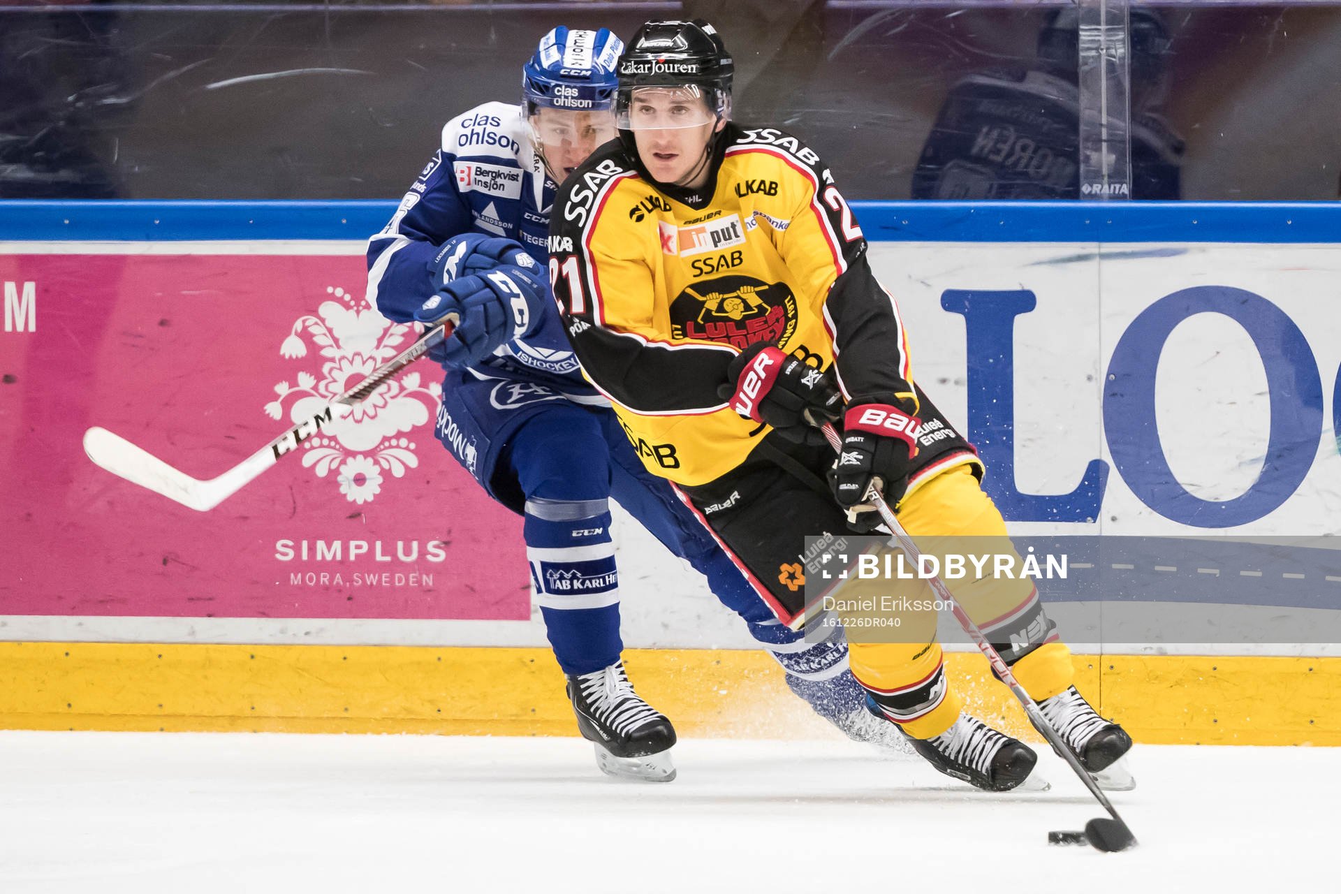 Leksands Patrik Norén jagar Luleås Bill Sweatt  i