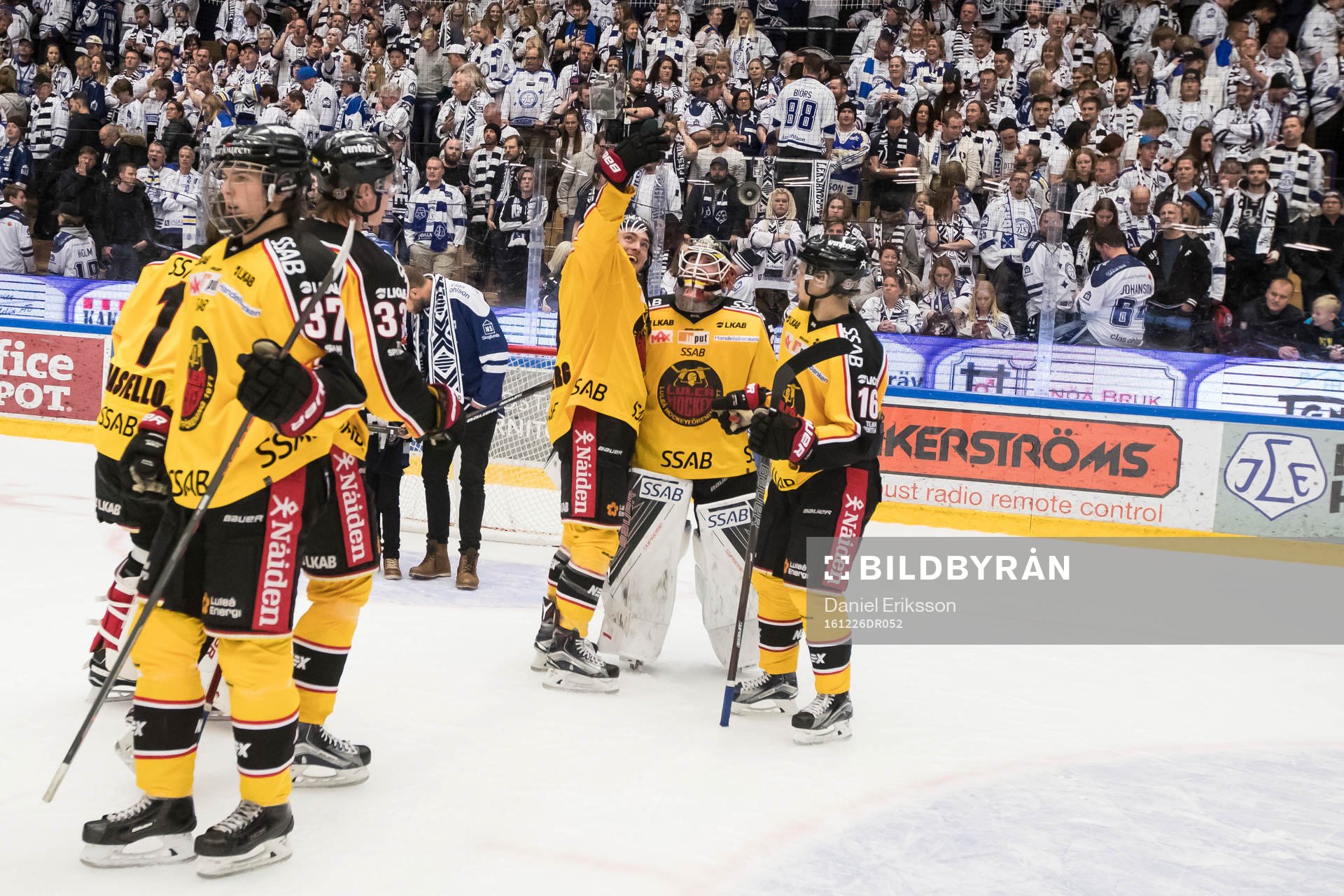 Luleås målvakt Joel Lassinatti jublar